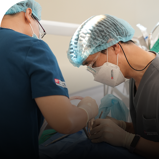 <p style="padding-left:20px; padding-right: 20px; font-weight:500; line-height:1.5;">서울아산병원, 서울대병원 등 출신 등의 우수한 한국 전문의와 간호진이 있습니다.</p>