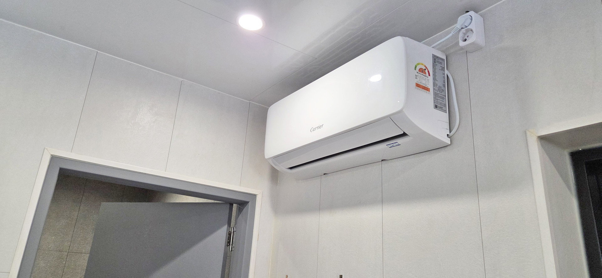 스테이지 캠핑앤 풀빌라의 캠핑 사이트의 개별 화장실 샤워장을 소개합니다.