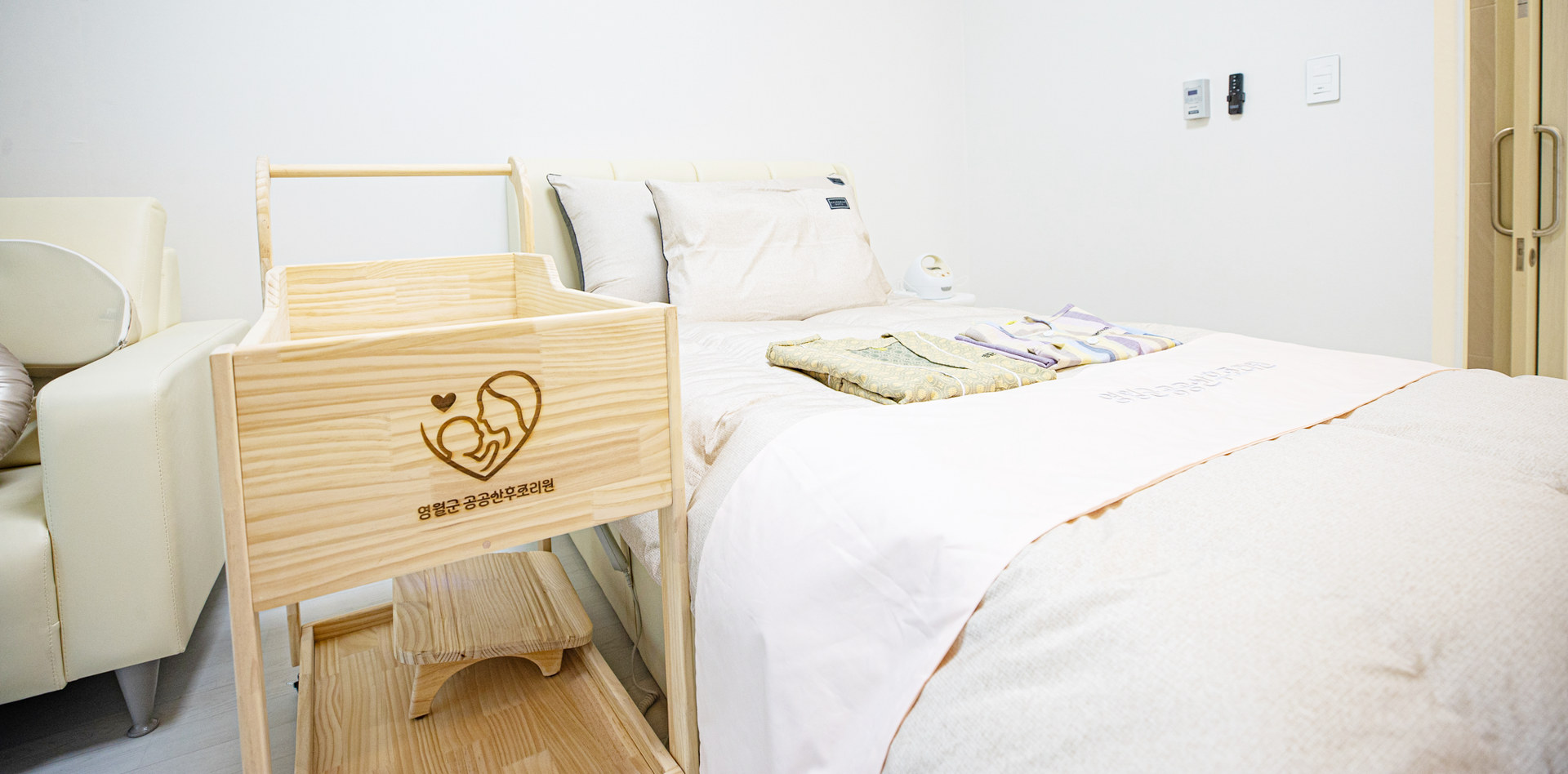 <div style="text-align: center; position: relative;">   <p style="font-family: sans-serif; font-size: 1.2em; color: #555; margin-bottom: 0.2em;">조리원 소개</p>   <h1 style="font-family: serif; font-size: 3em; color: #333; margin-top: 0;">About US</h1> </div>