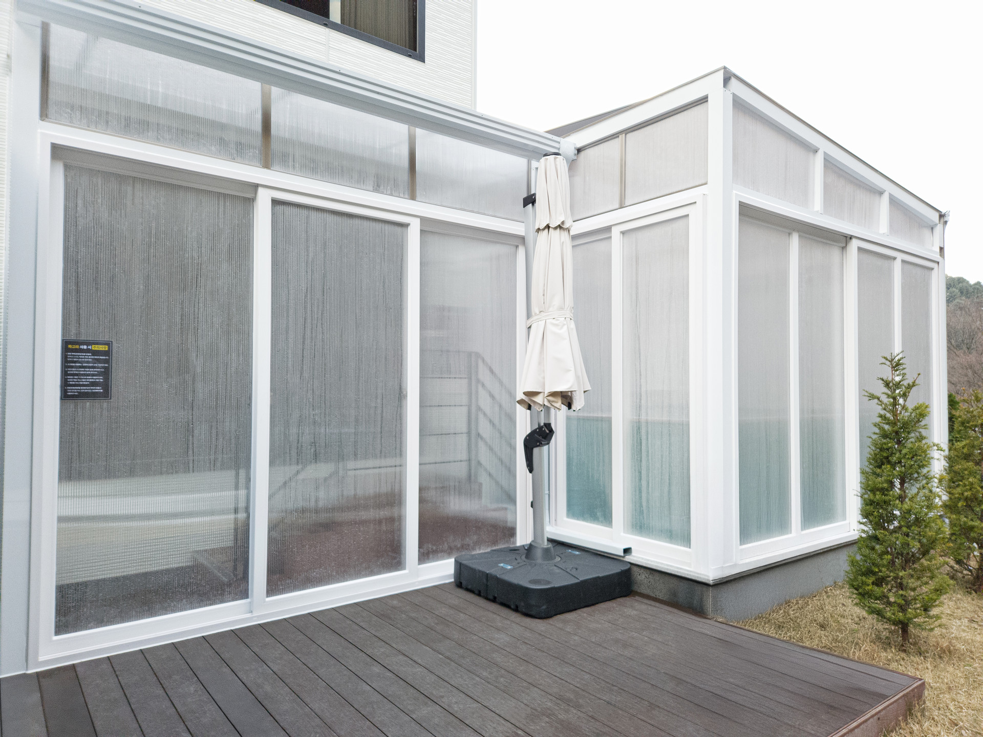 스테이지 캠핑앤 풀빌라의 수심 1.5m 풀빌라 수영장을 소개합니다.