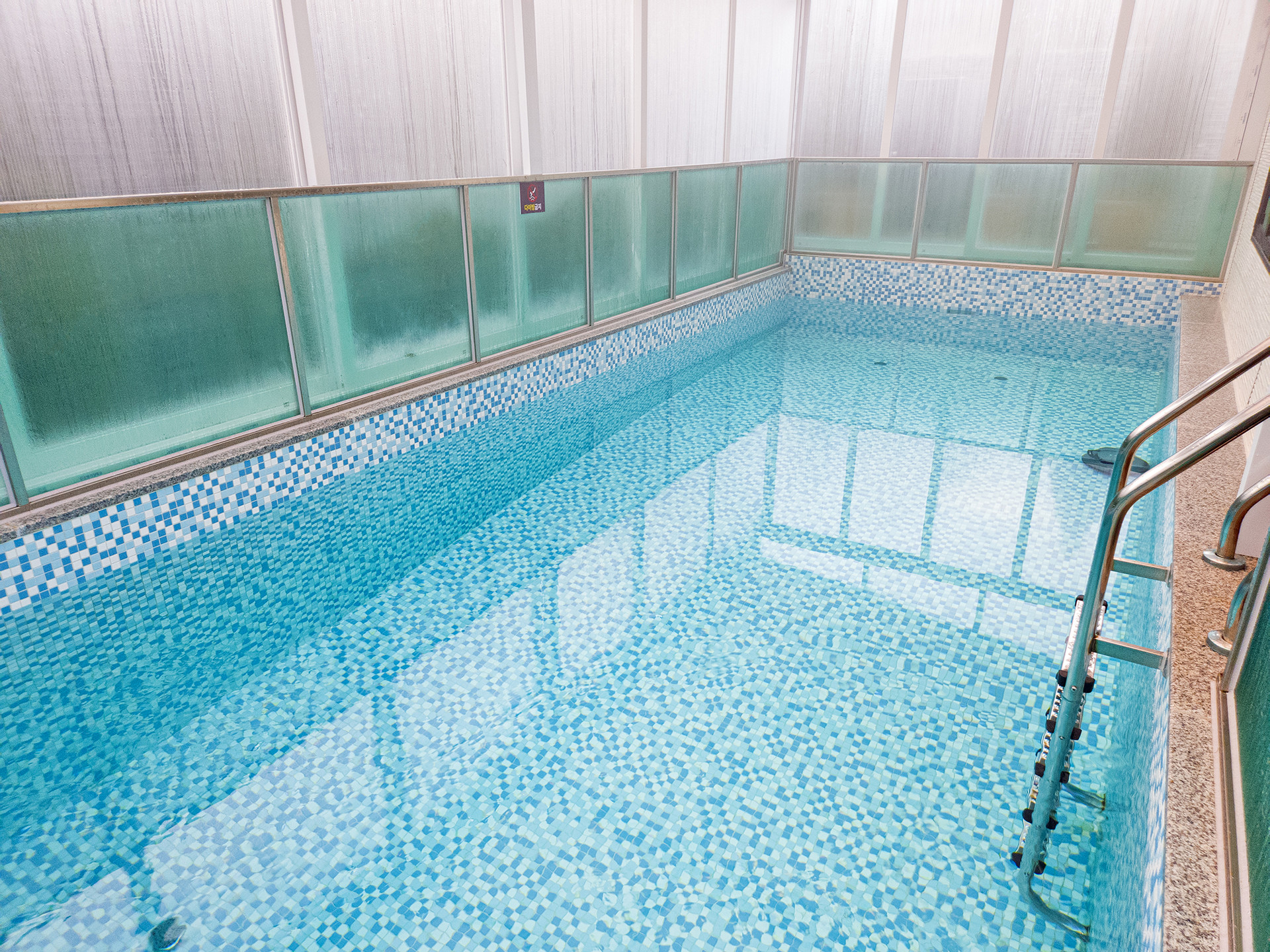 스테이지 캠핑앤 풀빌라의 수심 1.5m 풀빌라 수영장을 소개합니다.