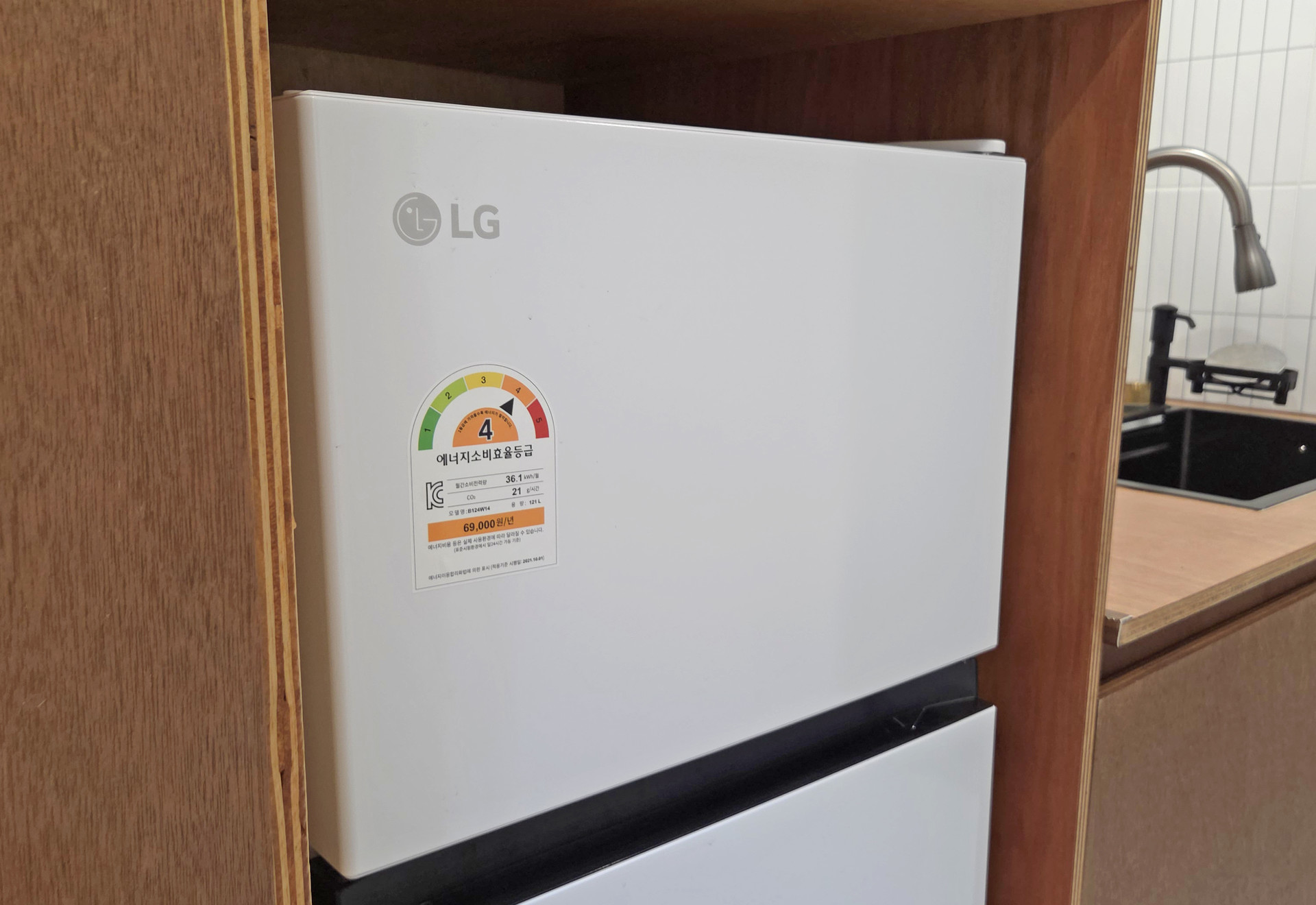 스테이지 캠핑앤 풀빌라의 캠핑 사이트의 개별 화장실 샤워장을 소개합니다.