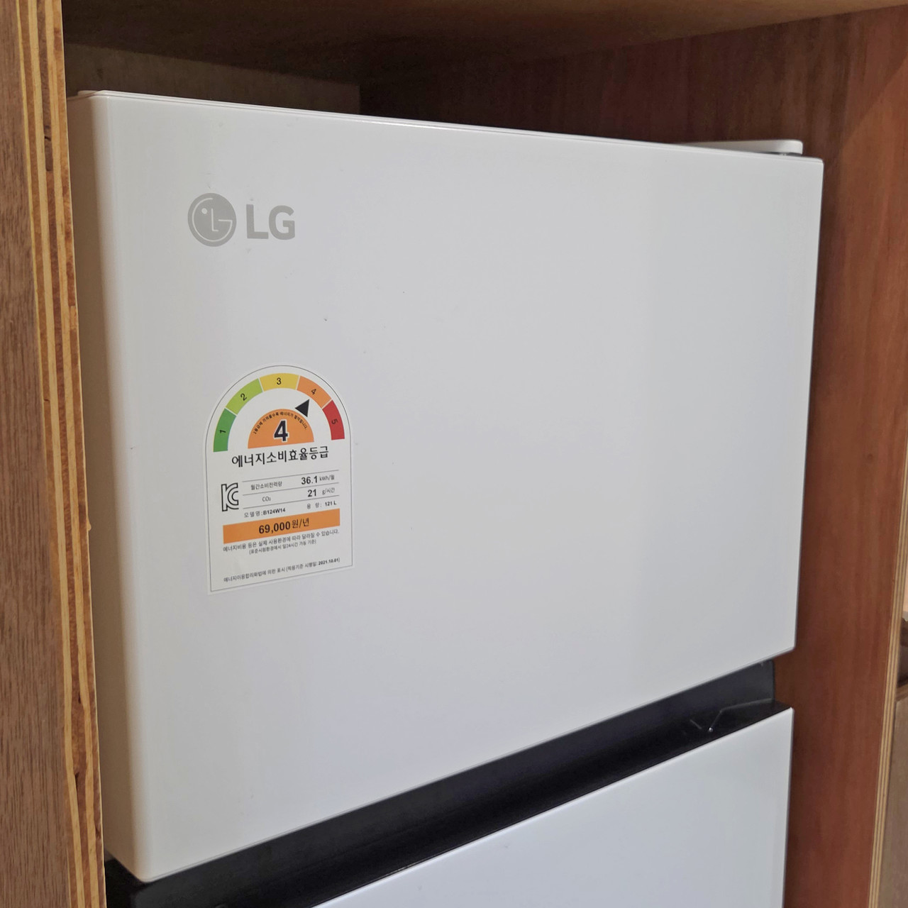 스테이지 캠핑앤 풀빌라의 캠핑 사이트의 개별 전자레인지와 냉장고를 소개합니다.