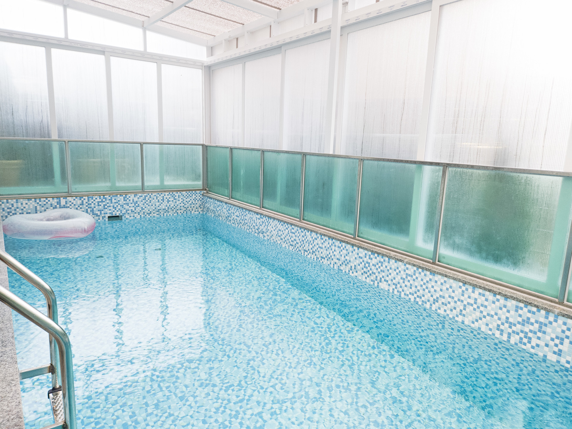 스테이지 캠핑앤 풀빌라의 수심 1.5m 풀빌라 수영장을 소개합니다.