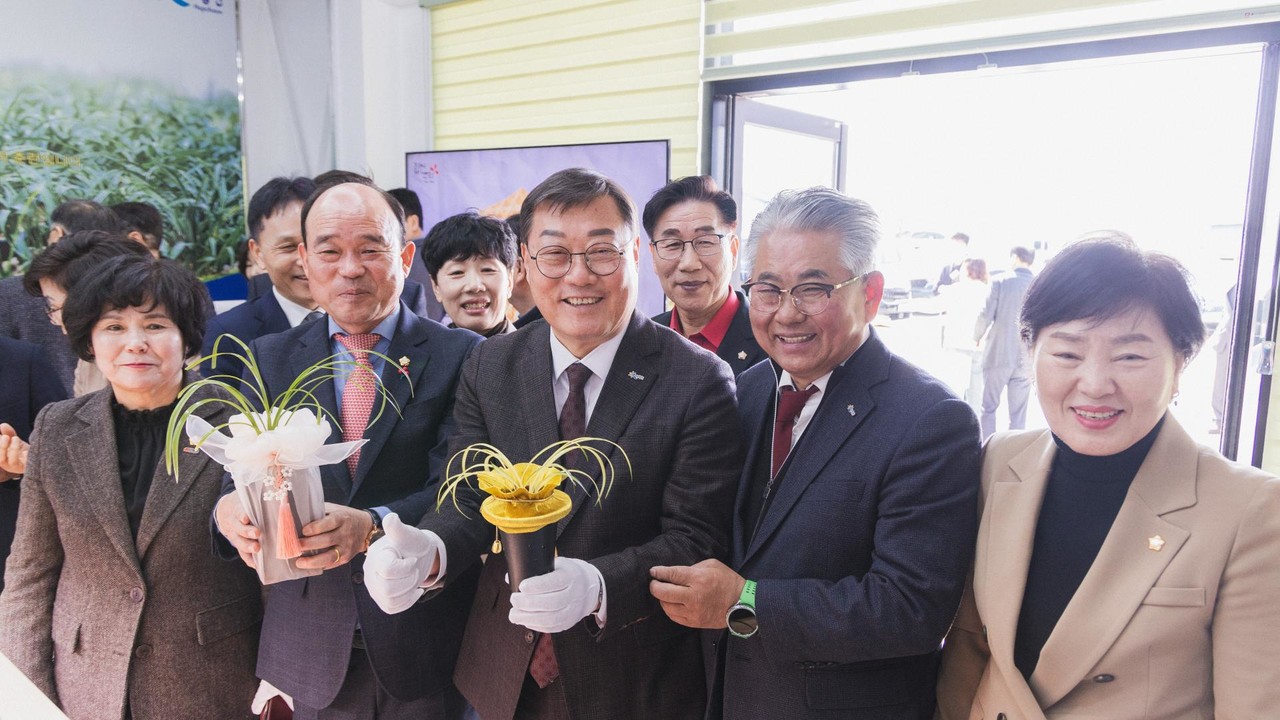 <h5><span style="color: rgb(255, 255, 255);"><strong>‘합천춘란’,<br>지역 특산자원으로<br>'성큼'</strong></span></h5>