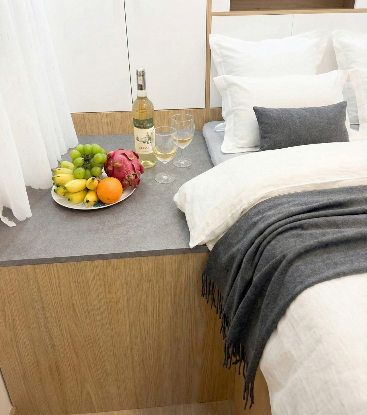 침실공간에 테이블이 설치되어 침대에서도 편안하게 각종 식음료를 즐기기에 충분합니다. 