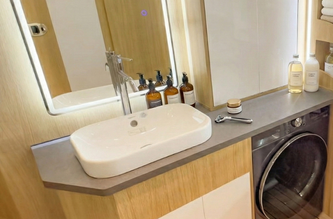 화장대에는 세라믹소재의 고급세면대가 설치되어 여러분의 여유롭고프라이빗한 시간을 보장합니다.