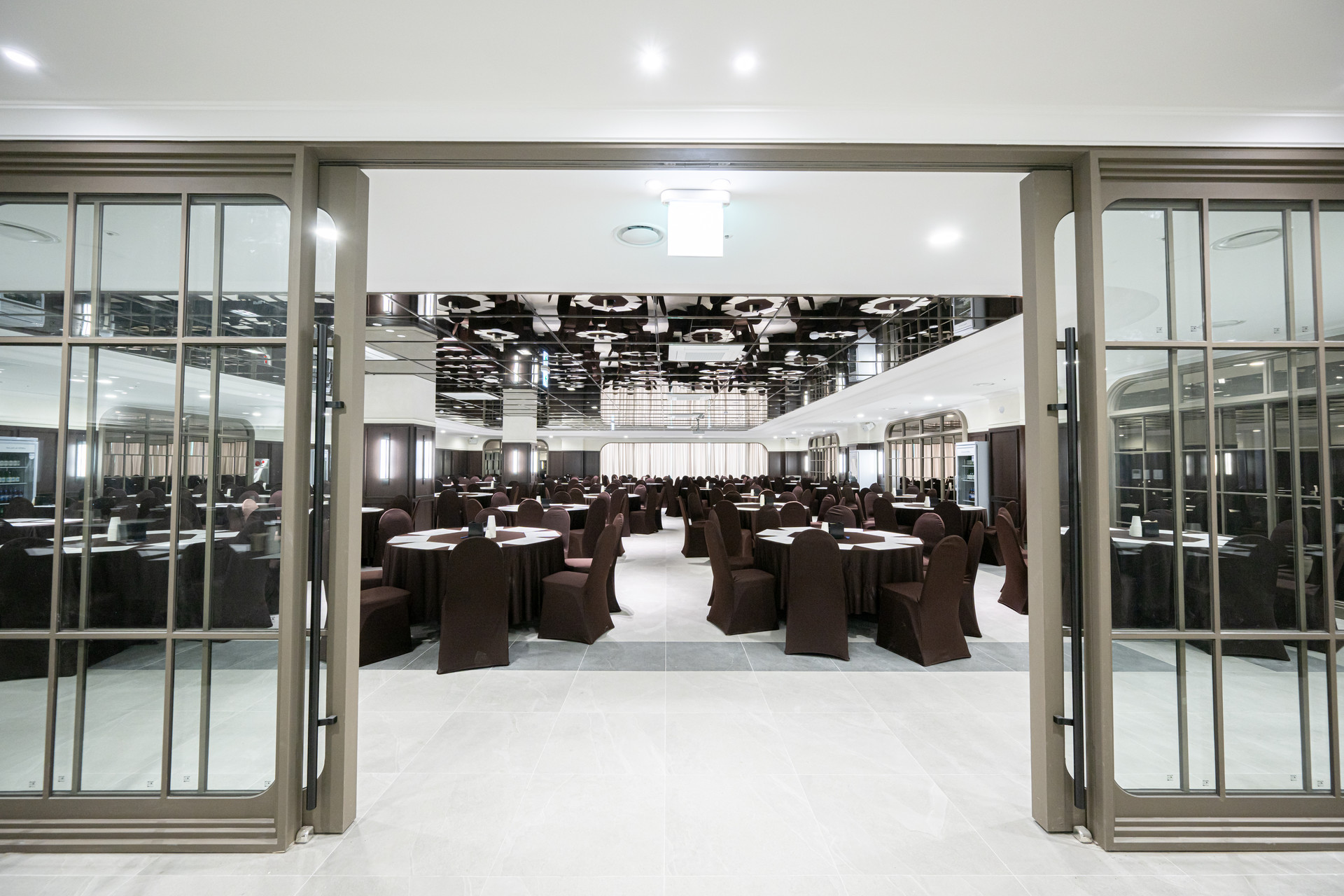 <p style="text-align: center; line-height: 1;"><span style="font-size: 30px; font-family: 'PT Sans', sans-serif; !important;">BANQUET</span></p>  <p style="text-align: center; line-height: 1;"><span style="font-size: 50px; font-weight: 500;">행사·파티</span></p>