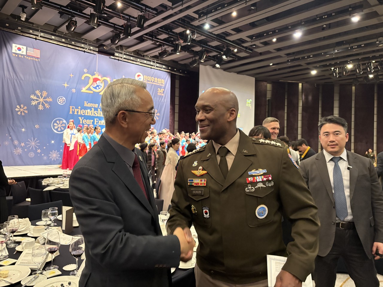 한미우호의 밤 행사 참석 (12.2, 한미연합사령관 브런슨 대장과 함께)
