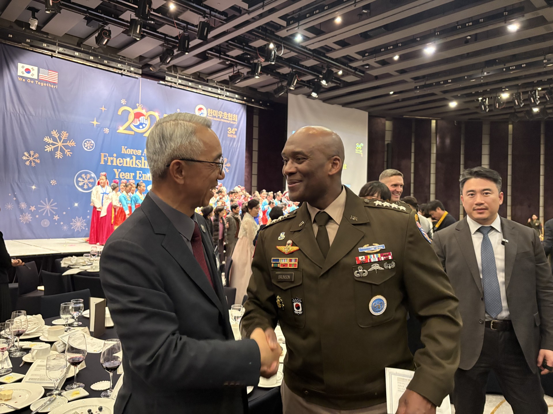 한미우호의 밤 행사 참석 (12.2, 한미연합사령관 브런슨 대장과 함께)