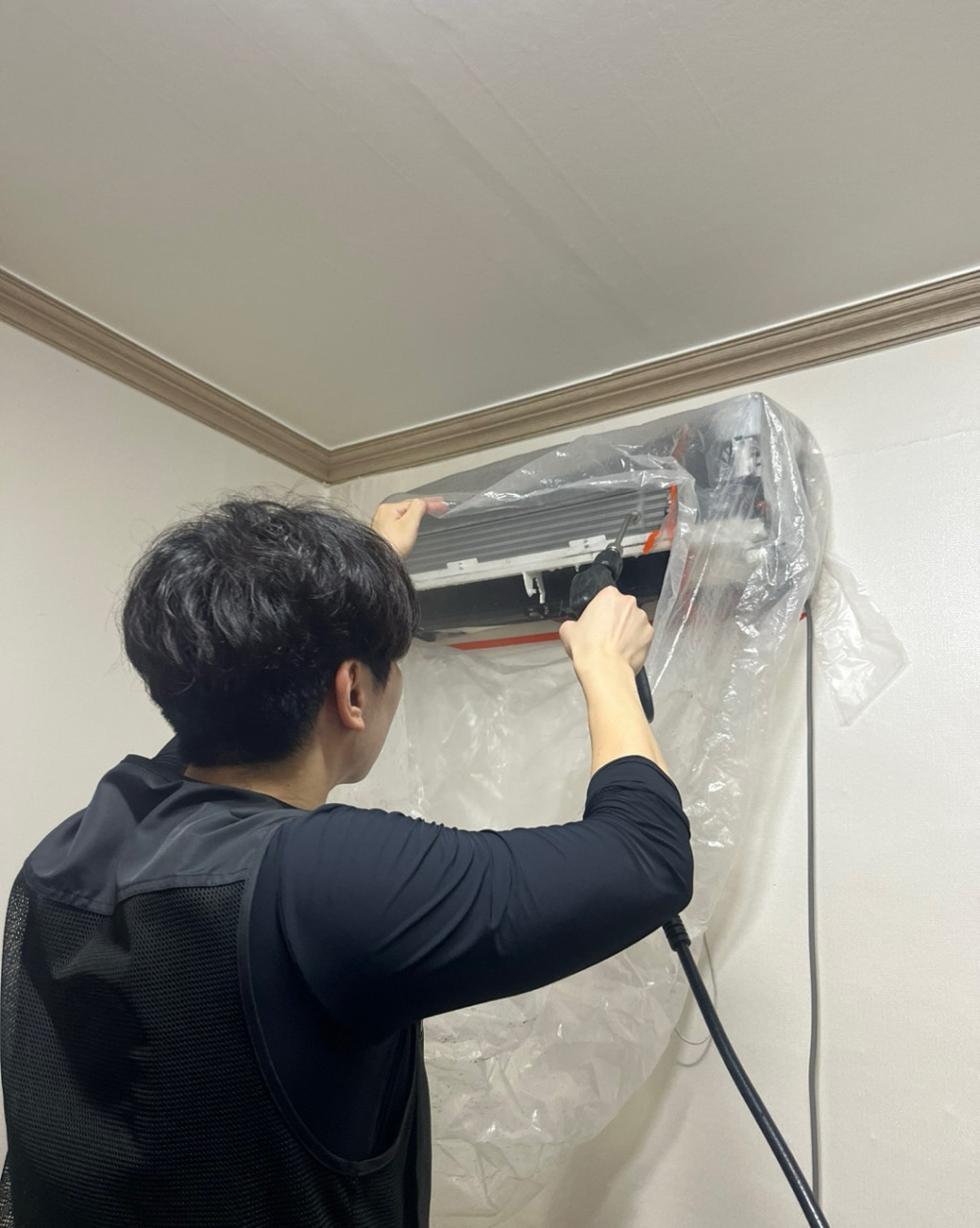<div style="text-align:left"> <span style="font-size:22px;font-weight:bold">Wall-Mounted Aircon Cleaning – Residential Apartment</span><br>  We completed a full cleaning service for a wall-mounted aircon unit in a residential apartment.  <br>KriClean ensures a perfectly clean and healthy indoor environment by using specialised equipment and trained technicians. </span> <span style="font-size:18px"></span> </div>