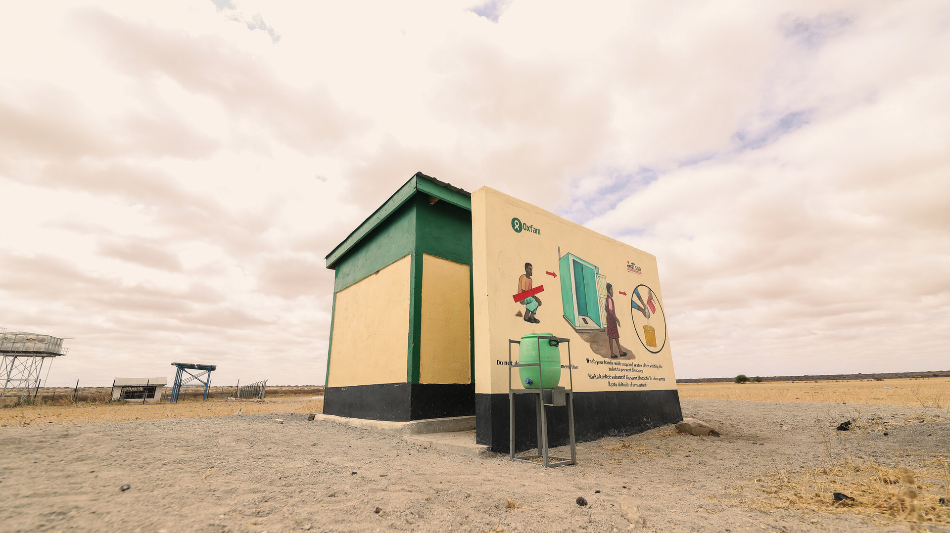 <span class="Caption_font" style="font-size:14px; color:#545454;">가뭄이 잦은 케냐 마르사빗(Marsabit) 지역에 설치된 화장실. ⓒ Mark Wahwai/Oxfam</span>