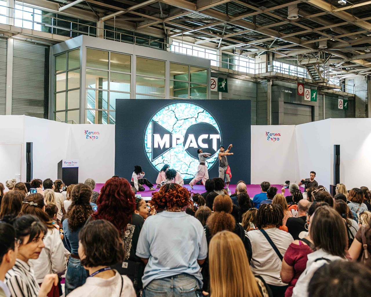 메인 스테이지 세션과 객석—브랜드 발표/퍼포먼스를 지켜보는 참관객