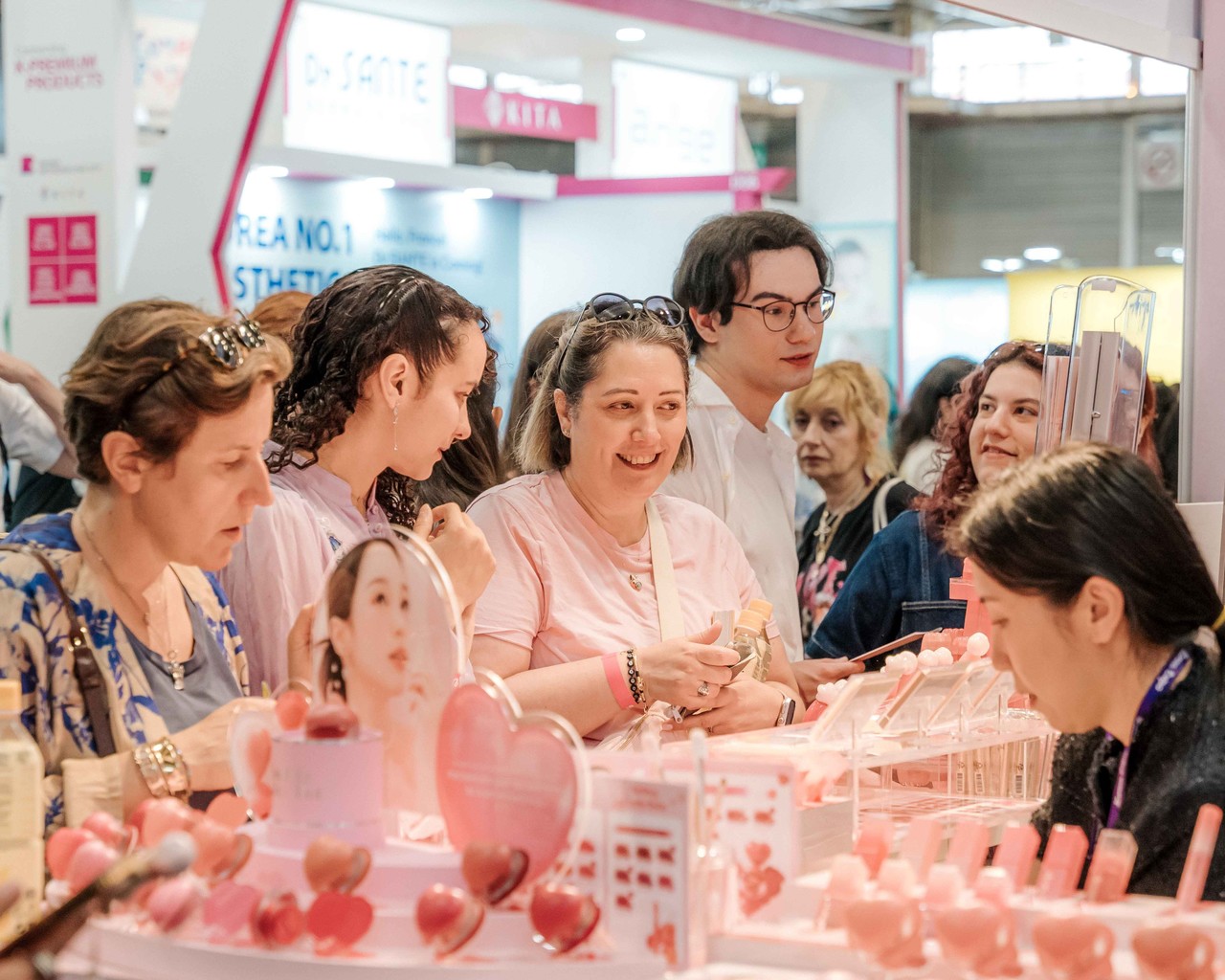 K-뷰티 체험 부스에서 제품을 시연·상담 중인 관람객과 참가사