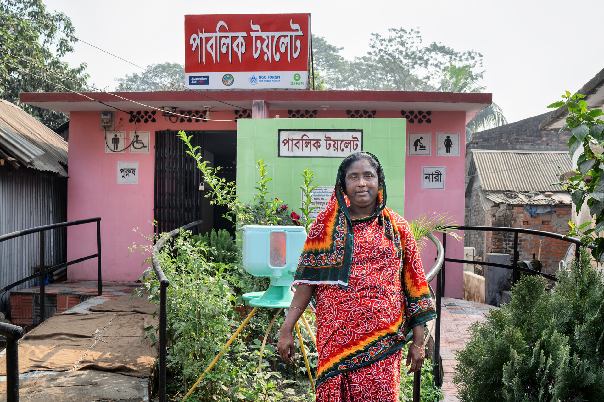 <span class="Caption_font" style="font-size:14px; color:#545454;">방글라데시 마이멘싱(Mymensingh) 지역에 설치된 화장실과 손씻기 시설 앞에서 미소를 짓고 있는 파티마. ⓒ Fabeha Monir/Oxfam</span>
