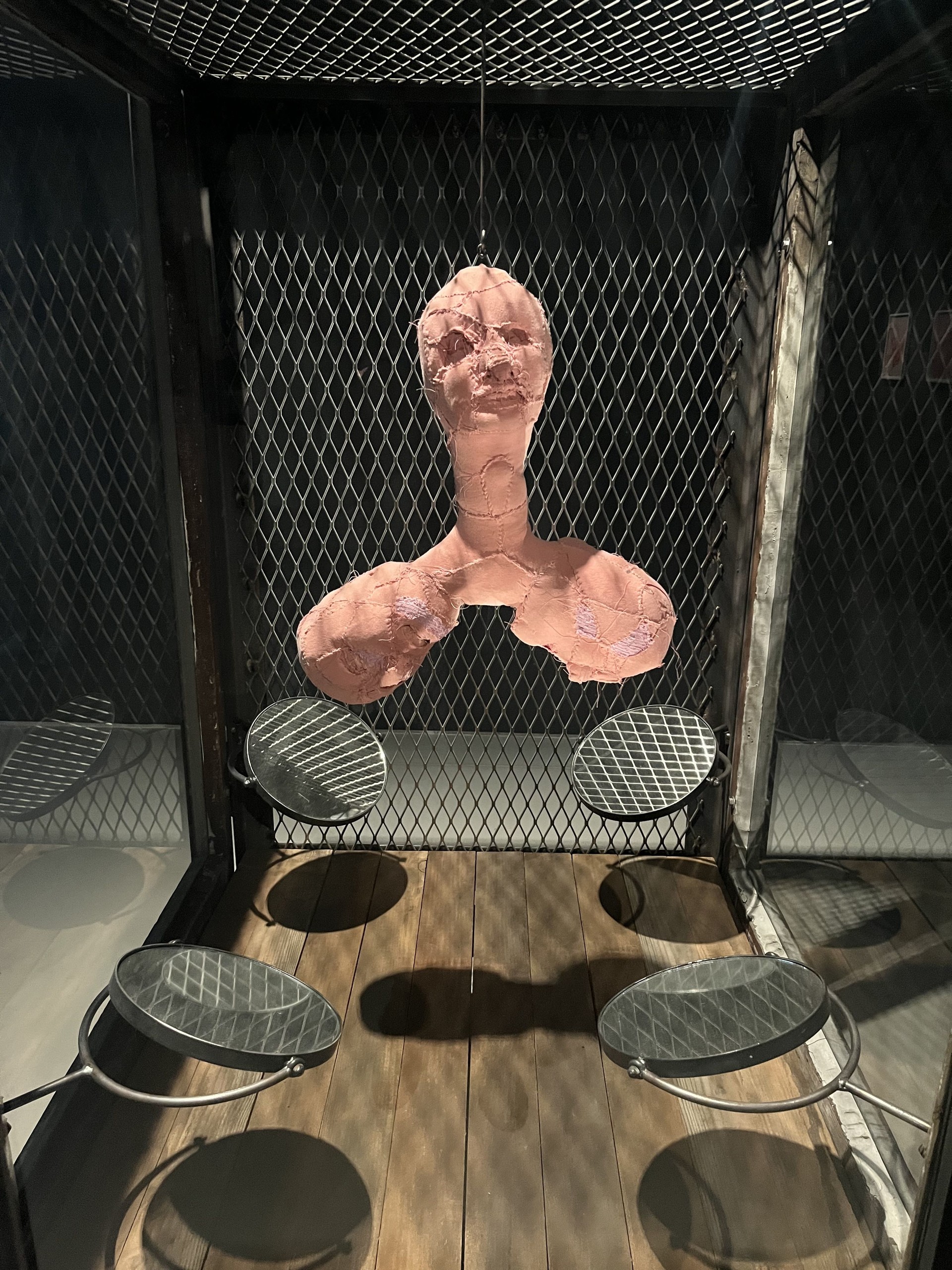 밀실XI(초상), 2000