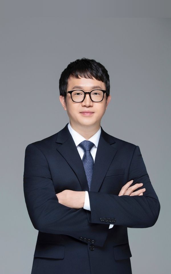 <style> /* 설명 영역 자체의 여백/라인/높이를 완전히 제거 */ :host {     display: block !important;     position: relative !important;     width: 300px !important;     height: 480px !important;     padding: 0 !important;     margin: 0 !important;     line-height: 0 !important; }  /* 설명 텍스트 기본 레이아웃 제거 */ :host p, :host div {     margin: 0 !important;     padding: 0 !important; }  /* 카드 전체를 이미지와 동일한 위치(0,0)에 고정 */ .profile-card {     position: absolute;     top: 0 !important;     left: 0 !important;     width: 300px;     height: 480px;     border-radius: 22px;     overflow: hidden;     pointer-events: none; /* 클릭이 이미지로 전달되도록 */ }  /* 위·아래 짙은 회색 그라데이션(중간 = 완전 투명) */ .gradient-overlay {     position: absolute;     top: 0;     left: 0;     width: 300px;     height: 480px;     background: linear-gradient(         to bottom,         rgba(30,31,38,0.85) 0%,         rgba(30,31,38,0.0) 33%,         rgba(30,31,38,0.0) 65%,         rgba(30,31,38,0.85) 100%     );     z-index: 1; }  /* 텍스트 공통 */ .profile-text-top, .profile-text-bottom {     position: absolute;     left: 20px;     z-index: 2;     color: #fff;     pointer-events: none; }  .profile-text-top { top: 20px; }  .profile-name {     font-size: 22px;     font-weight: 700; }  .profile-role {     font-size: 14px;     opacity: 0.9; }  .profile-text-bottom {     bottom: 18px;     width: 90%; }  .profile-bio {     font-size: 13px;     opacity: 0.85;     line-height: 1.4; } </style>  <div class="profile-card">      <div class="gradient-overlay"></div>      <div class="profile-text-top">         <div class="profile-name"> 정선후 </div> <div class="profile-role"> 회계사 Certified Public Accountant</div> </div> </div>