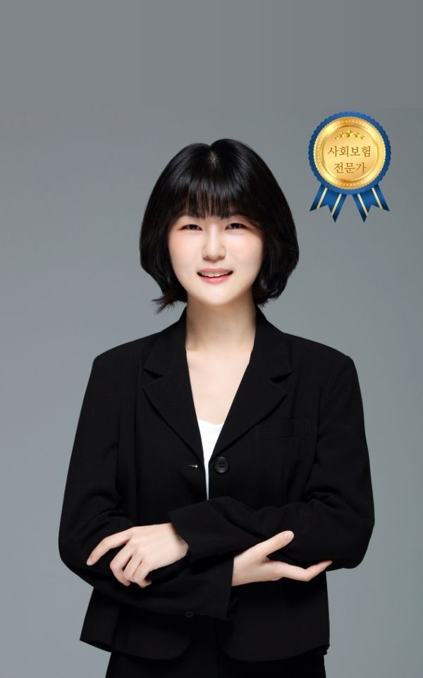 <style> /* 설명 영역 자체의 여백/라인/높이를 완전히 제거 */ :host {     display: block !important;     position: relative !important;     width: 300px !important;     height: 480px !important;     padding: 0 !important;     margin: 0 !important;     line-height: 0 !important; }  /* 설명 텍스트 기본 레이아웃 제거 */ :host p, :host div {     margin: 0 !important;     padding: 0 !important; }  /* 카드 전체를 이미지와 동일한 위치(0,0)에 고정 */ .profile-card {     position: absolute;     top: 0 !important;     left: 0 !important;     width: 300px;     height: 480px;     border-radius: 22px;     overflow: hidden;     pointer-events: none; /* 클릭이 이미지로 전달되도록 */ }  /* 위·아래 짙은 회색 그라데이션(중간 = 완전 투명) */ .gradient-overlay {     position: absolute;     top: 0;     left: 0;     width: 300px;     height: 480px;     background: linear-gradient(         to bottom,         rgba(30,31,38,0.85) 0%,         rgba(30,31,38,0.0) 33%,         rgba(30,31,38,0.0) 65%,         rgba(30,31,38,0.85) 100%     );     z-index: 1; }  /* 텍스트 공통 */ .profile-text-top, .profile-text-bottom {     position: absolute;     left: 20px;     z-index: 2;     color: #fff;     pointer-events: none; }  .profile-text-top { top: 20px; }  .profile-name {     font-size: 22px;     font-weight: 700; }  .profile-role {     font-size: 14px;     opacity: 0.9; }  .profile-text-bottom {     bottom: 18px;     width: 90%; }  .profile-bio {     font-size: 13px;     opacity: 0.85;     line-height: 1.4; } </style>  <div class="profile-card">      <div class="gradient-overlay"></div>      <div class="profile-text-top">         <div class="profile-name"> 함지우 </div> <div class="profile-role"> 매니저 Manager</div> </div> </div>