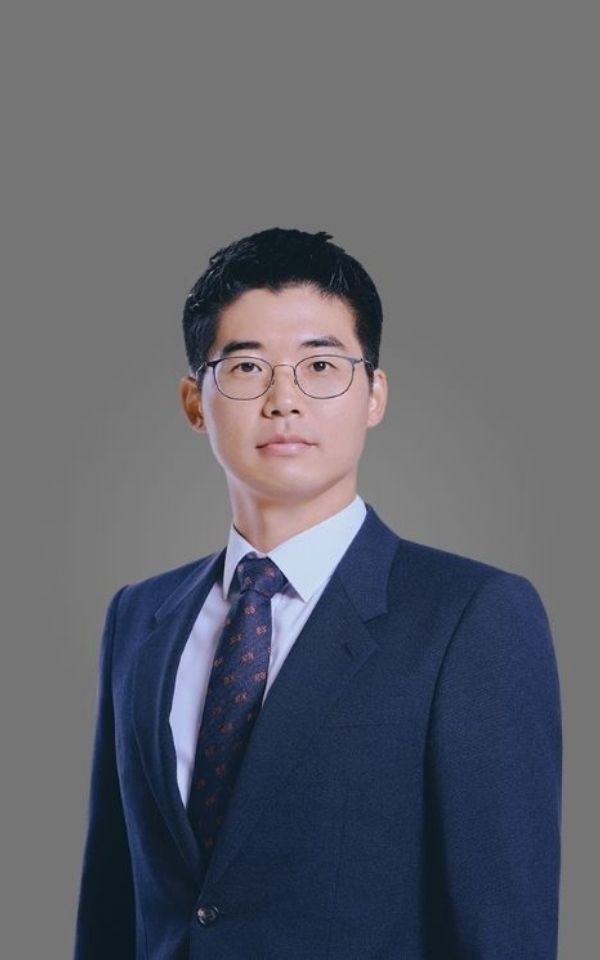 <style> /* 설명 영역 자체의 여백/라인/높이를 완전히 제거 */ :host {     display: block !important;     position: relative !important;     width: 300px !important;     height: 480px !important;     padding: 0 !important;     margin: 0 !important;     line-height: 0 !important; }  /* 설명 텍스트 기본 레이아웃 제거 */ :host p, :host div {     margin: 0 !important;     padding: 0 !important; }  /* 카드 전체를 이미지와 동일한 위치(0,0)에 고정 */ .profile-card {     position: absolute;     top: 0 !important;     left: 0 !important;     width: 300px;     height: 480px;     border-radius: 22px;     overflow: hidden;     pointer-events: none; /* 클릭이 이미지로 전달되도록 */ }  /* 위·아래 짙은 회색 그라데이션(중간 = 완전 투명) */ .gradient-overlay {     position: absolute;     top: 0;     left: 0;     width: 300px;     height: 480px;     background: linear-gradient(         to bottom,         rgba(30,31,38,0.85) 0%,         rgba(30,31,38,0.0) 33%,         rgba(30,31,38,0.0) 65%,         rgba(30,31,38,0.85) 100%     );     z-index: 1; }  /* 텍스트 공통 */ .profile-text-top, .profile-text-bottom {     position: absolute;     left: 20px;     z-index: 2;     color: #fff;     pointer-events: none; }  .profile-text-top { top: 20px; }  .profile-name {     font-size: 22px;     font-weight: 700; }  .profile-role {     font-size: 14px;     opacity: 0.9; }  .profile-text-bottom {     bottom: 18px;     width: 90%; }  .profile-bio {     font-size: 13px;     opacity: 0.85;     line-height: 1.4; } </style>  <div class="profile-card">      <div class="gradient-overlay"></div>      <div class="profile-text-top">         <div class="profile-name"> 박진엽 </div> <div class="profile-role">  마포지사장 | 공인노무사 Certified Public Labor Attorney </div> </div> </div>