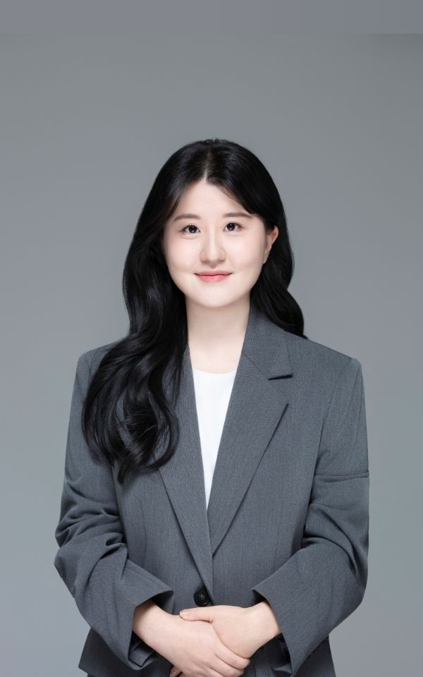 <style> /* 설명 영역 자체의 여백/라인/높이를 완전히 제거 */ :host {     display: block !important;     position: relative !important;     width: 300px !important;     height: 480px !important;     padding: 0 !important;     margin: 0 !important;     line-height: 0 !important; }  /* 설명 텍스트 기본 레이아웃 제거 */ :host p, :host div {     margin: 0 !important;     padding: 0 !important; }  /* 카드 전체를 이미지와 동일한 위치(0,0)에 고정 */ .profile-card {     position: absolute;     top: 0 !important;     left: 0 !important;     width: 300px;     height: 480px;     border-radius: 22px;     overflow: hidden;     pointer-events: none; /* 클릭이 이미지로 전달되도록 */ }  /* 위·아래 짙은 회색 그라데이션(중간 = 완전 투명) */ .gradient-overlay {     position: absolute;     top: 0;     left: 0;     width: 300px;     height: 480px;     background: linear-gradient(         to bottom,         rgba(30,31,38,0.85) 0%,         rgba(30,31,38,0.0) 33%,         rgba(30,31,38,0.0) 65%,         rgba(30,31,38,0.85) 100%     );     z-index: 1; }  /* 텍스트 공통 */ .profile-text-top, .profile-text-bottom {     position: absolute;     left: 20px;     z-index: 2;     color: #fff;     pointer-events: none; }  .profile-text-top { top: 20px; }  .profile-name {     font-size: 22px;     font-weight: 700; }  .profile-role {     font-size: 14px;     opacity: 0.9; }  .profile-text-bottom {     bottom: 18px;     width: 90%; }  .profile-bio {     font-size: 13px;     opacity: 0.85;     line-height: 1.4; } </style>  <div class="profile-card">      <div class="gradient-overlay"></div>      <div class="profile-text-top">         <div class="profile-name"> 이성미 </div> <div class="profile-role"> 매니저 Manager</div> </div> </div>