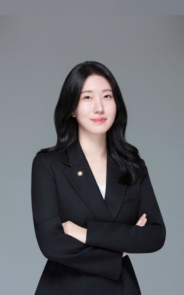 <style> /* 설명 영역 자체의 여백/라인/높이를 완전히 제거 */ :host {     display: block !important;     position: relative !important;     width: 300px !important;     height: 480px !important;     padding: 0 !important;     margin: 0 !important;     line-height: 0 !important; }  /* 설명 텍스트 기본 레이아웃 제거 */ :host p, :host div {     margin: 0 !important;     padding: 0 !important; }  /* 카드 전체를 이미지와 동일한 위치(0,0)에 고정 */ .profile-card {     position: absolute;     top: 0 !important;     left: 0 !important;     width: 300px;     height: 480px;     border-radius: 22px;     overflow: hidden;     pointer-events: none; /* 클릭이 이미지로 전달되도록 */ }  /* 위·아래 짙은 회색 그라데이션(중간 = 완전 투명) */ .gradient-overlay {     position: absolute;     top: 0;     left: 0;     width: 300px;     height: 480px;     background: linear-gradient(         to bottom,         rgba(30,31,38,0.85) 0%,         rgba(30,31,38,0.0) 33%,         rgba(30,31,38,0.0) 65%,         rgba(30,31,38,0.85) 100%     );     z-index: 1; }  /* 텍스트 공통 */ .profile-text-top, .profile-text-bottom {     position: absolute;     left: 20px;     z-index: 2;     color: #fff;     pointer-events: none; }  .profile-text-top { top: 20px; }  .profile-name {     font-size: 22px;     font-weight: 700; }  .profile-role {     font-size: 14px;     opacity: 0.9; }  .profile-text-bottom {     bottom: 18px;     width: 90%; }  .profile-bio {     font-size: 13px;     opacity: 0.85;     line-height: 1.4; } </style>  <div class="profile-card">      <div class="gradient-overlay"></div>      <div class="profile-text-top">         <div class="profile-name"> 이승은 </div> <div class="profile-role">  공인노무사 Certified Public Labor Attorney </div> </div> </div>