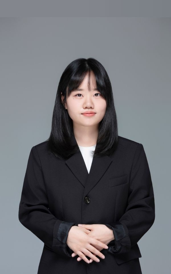 <style> /* 설명 영역 자체의 여백/라인/높이를 완전히 제거 */ :host {     display: block !important;     position: relative !important;     width: 300px !important;     height: 480px !important;     padding: 0 !important;     margin: 0 !important;     line-height: 0 !important; }  /* 설명 텍스트 기본 레이아웃 제거 */ :host p, :host div {     margin: 0 !important;     padding: 0 !important; }  /* 카드 전체를 이미지와 동일한 위치(0,0)에 고정 */ .profile-card {     position: absolute;     top: 0 !important;     left: 0 !important;     width: 300px;     height: 480px;     border-radius: 22px;     overflow: hidden;     pointer-events: none; /* 클릭이 이미지로 전달되도록 */ }  /* 위·아래 짙은 회색 그라데이션(중간 = 완전 투명) */ .gradient-overlay {     position: absolute;     top: 0;     left: 0;     width: 300px;     height: 480px;     background: linear-gradient(         to bottom,         rgba(30,31,38,0.85) 0%,         rgba(30,31,38,0.0) 33%,         rgba(30,31,38,0.0) 65%,         rgba(30,31,38,0.85) 100%     );     z-index: 1; }  /* 텍스트 공통 */ .profile-text-top, .profile-text-bottom {     position: absolute;     left: 20px;     z-index: 2;     color: #fff;     pointer-events: none; }  .profile-text-top { top: 20px; }  .profile-name {     font-size: 22px;     font-weight: 700; }  .profile-role {     font-size: 14px;     opacity: 0.9; }  .profile-text-bottom {     bottom: 18px;     width: 90%; }  .profile-bio {     font-size: 13px;     opacity: 0.85;     line-height: 1.4; } </style>  <div class="profile-card">      <div class="gradient-overlay"></div>      <div class="profile-text-top">         <div class="profile-name"> 권은비 </div> <div class="profile-role"> 매니저 Manager</div> </div> </div>