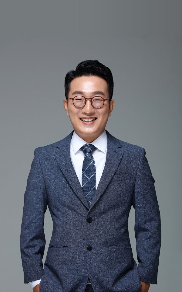 <style> /* 설명 영역 자체의 여백/라인/높이를 완전히 제거 */ :host {     display: block !important;     position: relative !important;     width: 300px !important;     height: 480px !important;     padding: 0 !important;     margin: 0 !important;     line-height: 0 !important; }  /* 설명 텍스트 기본 레이아웃 제거 */ :host p, :host div {     margin: 0 !important;     padding: 0 !important; }  /* 카드 전체를 이미지와 동일한 위치(0,0)에 고정 */ .profile-card {     position: absolute;     top: 0 !important;     left: 0 !important;     width: 300px;     height: 480px;     border-radius: 22px;     overflow: hidden;     pointer-events: none; /* 클릭이 이미지로 전달되도록 */ }  /* 위·아래 짙은 회색 그라데이션(중간 = 완전 투명) */ .gradient-overlay {     position: absolute;     top: 0;     left: 0;     width: 300px;     height: 480px;     background: linear-gradient(         to bottom,         rgba(30,31,38,0.85) 0%,         rgba(30,31,38,0.0) 33%,         rgba(30,31,38,0.0) 65%,         rgba(30,31,38,0.85) 100%     );     z-index: 1; }  /* 텍스트 공통 */ .profile-text-top, .profile-text-bottom {     position: absolute;     left: 20px;     z-index: 2;     color: #fff;     pointer-events: none; }  .profile-text-top { top: 20px; }  .profile-name {     font-size: 22px;     font-weight: 700; }  .profile-role {     font-size: 14px;     opacity: 0.9; }  .profile-text-bottom {     bottom: 18px;     width: 90%; }  .profile-bio {     font-size: 13px;     opacity: 0.85;     line-height: 1.4; } </style>  <div class="profile-card">      <div class="gradient-overlay"></div>      <div class="profile-text-top">         <div class="profile-name"> 윤상필 </div> <div class="profile-role">  대표노무사 | CEO & Certified Public Labor Attorney </div> </div> </div>