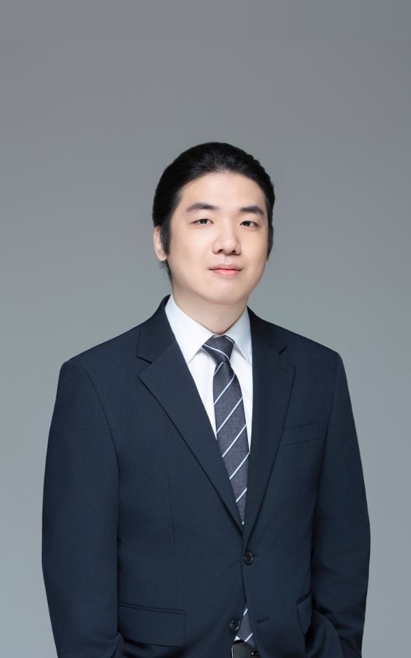 <style> /* 설명 영역 자체의 여백/라인/높이를 완전히 제거 */ :host {     display: block !important;     position: relative !important;     width: 300px !important;     height: 480px !important;     padding: 0 !important;     margin: 0 !important;     line-height: 0 !important; }  /* 설명 텍스트 기본 레이아웃 제거 */ :host p, :host div {     margin: 0 !important;     padding: 0 !important; }  /* 카드 전체를 이미지와 동일한 위치(0,0)에 고정 */ .profile-card {     position: absolute;     top: 0 !important;     left: 0 !important;     width: 300px;     height: 480px;     border-radius: 22px;     overflow: hidden;     pointer-events: none; /* 클릭이 이미지로 전달되도록 */ }  /* 위·아래 짙은 회색 그라데이션(중간 = 완전 투명) */ .gradient-overlay {     position: absolute;     top: 0;     left: 0;     width: 300px;     height: 480px;     background: linear-gradient(         to bottom,         rgba(30,31,38,0.85) 0%,         rgba(30,31,38,0.0) 33%,         rgba(30,31,38,0.0) 65%,         rgba(30,31,38,0.85) 100%     );     z-index: 1; }  /* 텍스트 공통 */ .profile-text-top, .profile-text-bottom {     position: absolute;     left: 20px;     z-index: 2;     color: #fff;     pointer-events: none; }  .profile-text-top { top: 20px; }  .profile-name {     font-size: 22px;     font-weight: 700; }  .profile-role {     font-size: 14px;     opacity: 0.9; }  .profile-text-bottom {     bottom: 18px;     width: 90%; }  .profile-bio {     font-size: 13px;     opacity: 0.85;     line-height: 1.4; } </style>  <div class="profile-card">      <div class="gradient-overlay"></div>      <div class="profile-text-top">         <div class="profile-name"> 길경찬 </div> <div class="profile-role"> 매니저 Manager</div> </div> </div>