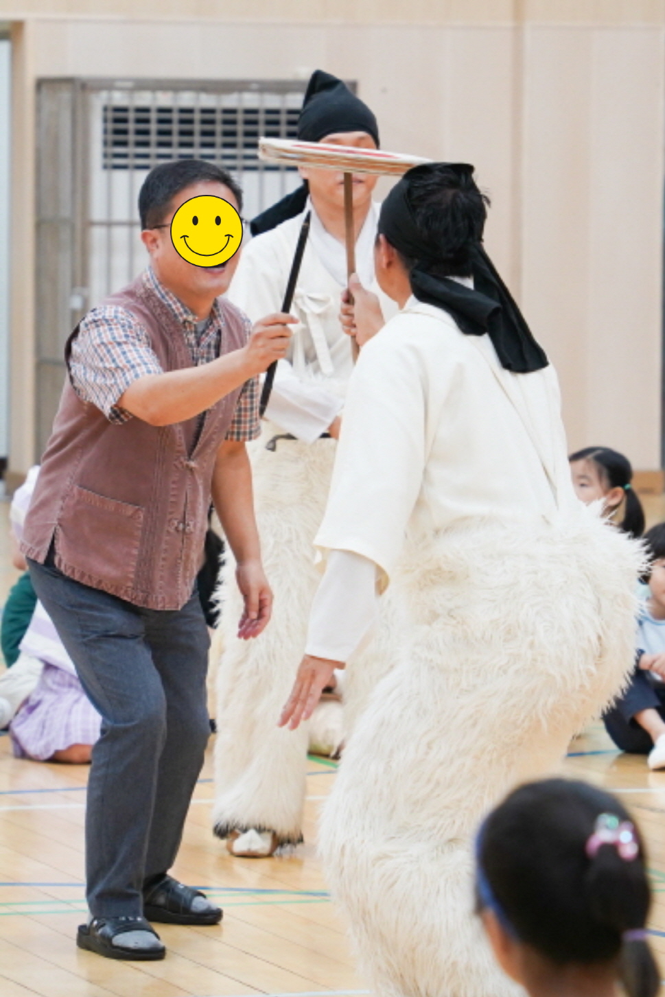 풍물마당놀이 해피 공연에서 교사가 연희자와 함께 버나놀이에 참여하며 웃는 모습