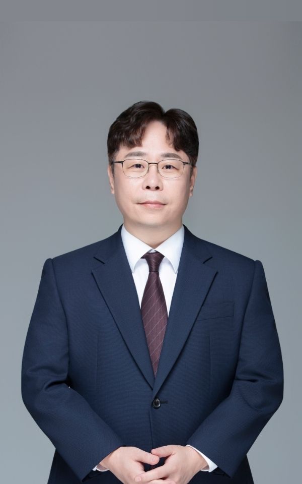 <style> /* 설명 영역 자체의 여백/라인/높이를 완전히 제거 */ :host {     display: block !important;     position: relative !important;     width: 300px !important;     height: 480px !important;     padding: 0 !important;     margin: 0 !important;     line-height: 0 !important; }  /* 설명 텍스트 기본 레이아웃 제거 */ :host p, :host div {     margin: 0 !important;     padding: 0 !important; }  /* 카드 전체를 이미지와 동일한 위치(0,0)에 고정 */ .profile-card {     position: absolute;     top: 0 !important;     left: 0 !important;     width: 300px;     height: 480px;     border-radius: 22px;     overflow: hidden;     pointer-events: none; /* 클릭이 이미지로 전달되도록 */ }  /* 위·아래 짙은 회색 그라데이션(중간 = 완전 투명) */ .gradient-overlay {     position: absolute;     top: 0;     left: 0;     width: 300px;     height: 480px;     background: linear-gradient(         to bottom,         rgba(30,31,38,0.85) 0%,         rgba(30,31,38,0.0) 33%,         rgba(30,31,38,0.0) 65%,         rgba(30,31,38,0.85) 100%     );     z-index: 1; }  /* 텍스트 공통 */ .profile-text-top, .profile-text-bottom {     position: absolute;     left: 20px;     z-index: 2;     color: #fff;     pointer-events: none; }  .profile-text-top { top: 20px; }  .profile-name {     font-size: 22px;     font-weight: 700; }  .profile-role {     font-size: 14px;     opacity: 0.9; }  .profile-text-bottom {     bottom: 18px;     width: 90%; }  .profile-bio {     font-size: 13px;     opacity: 0.85;     line-height: 1.4; } </style>  <div class="profile-card">      <div class="gradient-overlay"></div>      <div class="profile-text-top">         <div class="profile-name"> 이선욱 </div> <div class="profile-role"> 사무장 Legal Administrator</div> </div> </div>