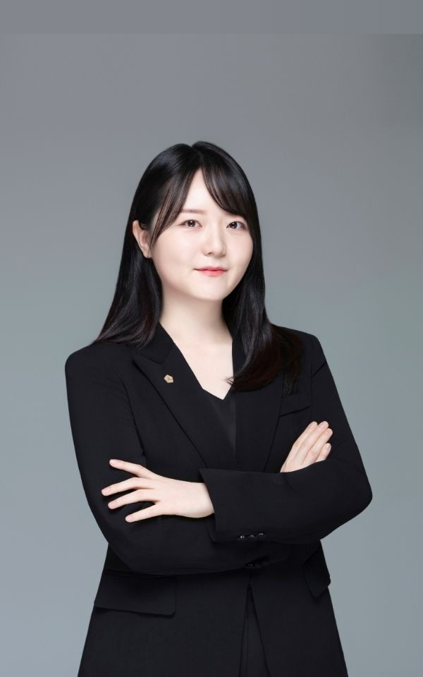 <style> /* 설명 영역 자체의 여백/라인/높이를 완전히 제거 */ :host {     display: block !important;     position: relative !important;     width: 300px !important;     height: 480px !important;     padding: 0 !important;     margin: 0 !important;     line-height: 0 !important; }  /* 설명 텍스트 기본 레이아웃 제거 */ :host p, :host div {     margin: 0 !important;     padding: 0 !important; }  /* 카드 전체를 이미지와 동일한 위치(0,0)에 고정 */ .profile-card {     position: absolute;     top: 0 !important;     left: 0 !important;     width: 300px;     height: 480px;     border-radius: 22px;     overflow: hidden;     pointer-events: none; /* 클릭이 이미지로 전달되도록 */ }  /* 위·아래 짙은 회색 그라데이션(중간 = 완전 투명) */ .gradient-overlay {     position: absolute;     top: 0;     left: 0;     width: 300px;     height: 480px;     background: linear-gradient(         to bottom,         rgba(30,31,38,0.85) 0%,         rgba(30,31,38,0.0) 33%,         rgba(30,31,38,0.0) 65%,         rgba(30,31,38,0.85) 100%     );     z-index: 1; }  /* 텍스트 공통 */ .profile-text-top, .profile-text-bottom {     position: absolute;     left: 20px;     z-index: 2;     color: #fff;     pointer-events: none; }  .profile-text-top { top: 20px; }  .profile-name {     font-size: 22px;     font-weight: 700; }  .profile-role {     font-size: 14px;     opacity: 0.9; }  .profile-text-bottom {     bottom: 18px;     width: 90%; }  .profile-bio {     font-size: 13px;     opacity: 0.85;     line-height: 1.4; } </style>  <div class="profile-card">      <div class="gradient-overlay"></div>      <div class="profile-text-top">         <div class="profile-name"> 김지연 </div> <div class="profile-role">  공인노무사 Certified Public Labor Attorney </div> </div> </div>