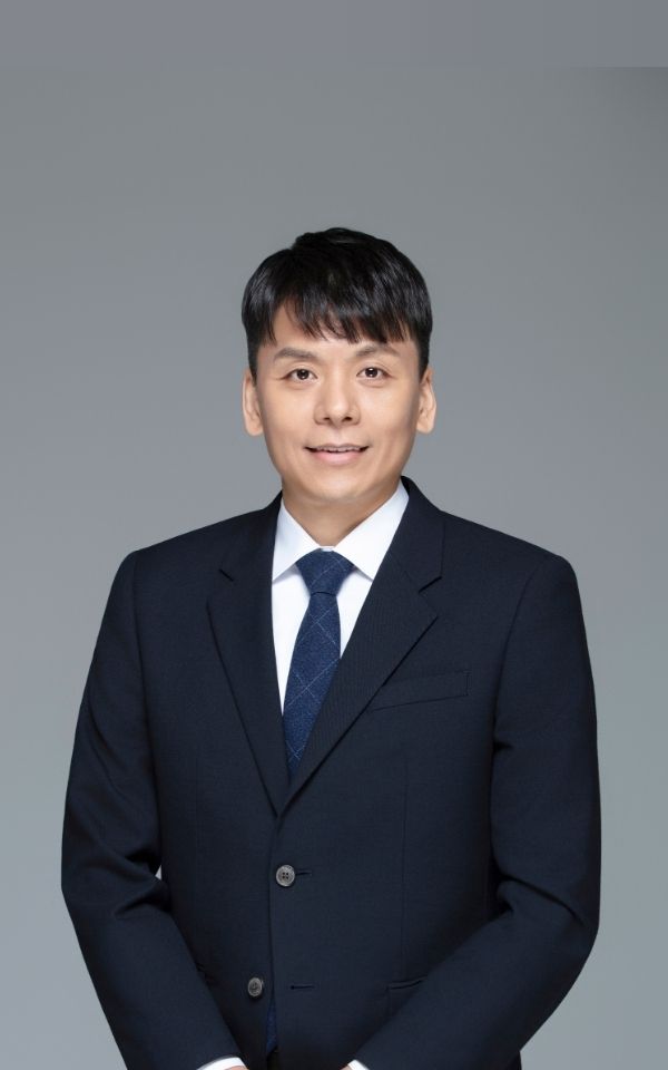 <style> /* 설명 영역 자체의 여백/라인/높이를 완전히 제거 */ :host {     display: block !important;     position: relative !important;     width: 300px !important;     height: 480px !important;     padding: 0 !important;     margin: 0 !important;     line-height: 0 !important; }  /* 설명 텍스트 기본 레이아웃 제거 */ :host p, :host div {     margin: 0 !important;     padding: 0 !important; }  /* 카드 전체를 이미지와 동일한 위치(0,0)에 고정 */ .profile-card {     position: absolute;     top: 0 !important;     left: 0 !important;     width: 300px;     height: 480px;     border-radius: 22px;     overflow: hidden;     pointer-events: none; /* 클릭이 이미지로 전달되도록 */ }  /* 위·아래 짙은 회색 그라데이션(중간 = 완전 투명) */ .gradient-overlay {     position: absolute;     top: 0;     left: 0;     width: 300px;     height: 480px;     background: linear-gradient(         to bottom,         rgba(30,31,38,0.85) 0%,         rgba(30,31,38,0.0) 33%,         rgba(30,31,38,0.0) 65%,         rgba(30,31,38,0.85) 100%     );     z-index: 1; }  /* 텍스트 공통 */ .profile-text-top, .profile-text-bottom {     position: absolute;     left: 20px;     z-index: 2;     color: #fff;     pointer-events: none; }  .profile-text-top { top: 20px; }  .profile-name {     font-size: 22px;     font-weight: 700; }  .profile-role {     font-size: 14px;     opacity: 0.9; }  .profile-text-bottom {     bottom: 18px;     width: 90%; }  .profile-bio {     font-size: 13px;     opacity: 0.85;     line-height: 1.4; } </style>  <div class="profile-card">      <div class="gradient-overlay"></div>      <div class="profile-text-top">         <div class="profile-name"> 이법성 </div> <div class="profile-role"> 팀장 Team Leader</div> </div> </div>