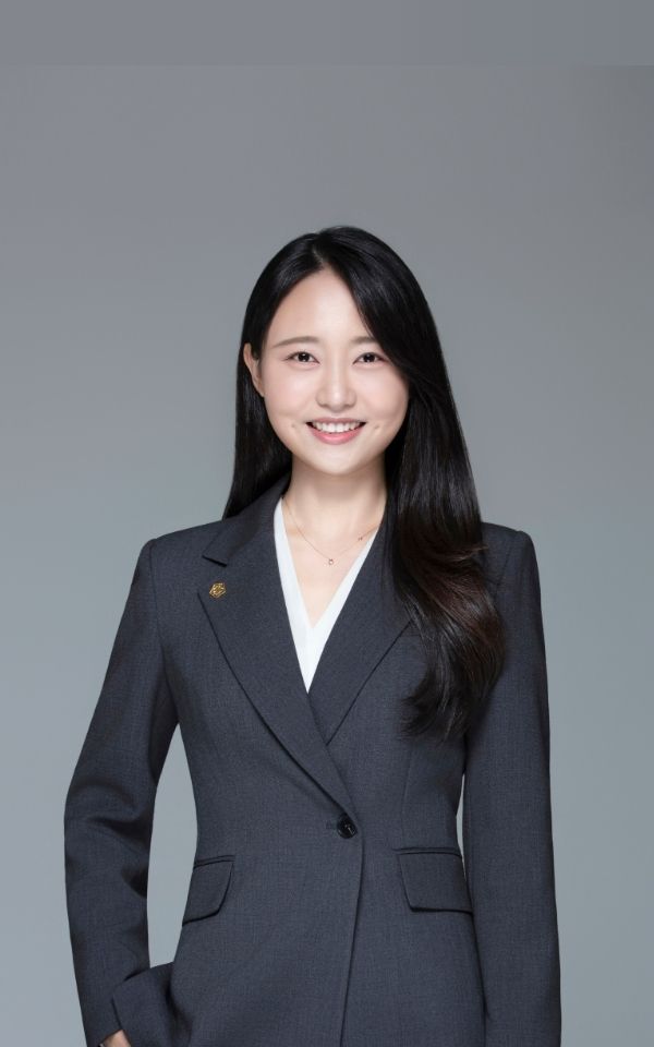 <style> /* 설명 영역 자체의 여백/라인/높이를 완전히 제거 */ :host {     display: block !important;     position: relative !important;     width: 300px !important;     height: 480px !important;     padding: 0 !important;     margin: 0 !important;     line-height: 0 !important; }  /* 설명 텍스트 기본 레이아웃 제거 */ :host p, :host div {     margin: 0 !important;     padding: 0 !important; }  /* 카드 전체를 이미지와 동일한 위치(0,0)에 고정 */ .profile-card {     position: absolute;     top: 0 !important;     left: 0 !important;     width: 300px;     height: 480px;     border-radius: 22px;     overflow: hidden;     pointer-events: none; /* 클릭이 이미지로 전달되도록 */ }  /* 위·아래 짙은 회색 그라데이션(중간 = 완전 투명) */ .gradient-overlay {     position: absolute;     top: 0;     left: 0;     width: 300px;     height: 480px;     background: linear-gradient(         to bottom,         rgba(30,31,38,0.85) 0%,         rgba(30,31,38,0.0) 33%,         rgba(30,31,38,0.0) 65%,         rgba(30,31,38,0.85) 100%     );     z-index: 1; }  /* 텍스트 공통 */ .profile-text-top, .profile-text-bottom {     position: absolute;     left: 20px;     z-index: 2;     color: #fff;     pointer-events: none; }  .profile-text-top { top: 20px; }  .profile-name {     font-size: 22px;     font-weight: 700; }  .profile-role {     font-size: 14px;     opacity: 0.9; }  .profile-text-bottom {     bottom: 18px;     width: 90%; }  .profile-bio {     font-size: 13px;     opacity: 0.85;     line-height: 1.4; } </style>  <div class="profile-card">      <div class="gradient-overlay"></div>      <div class="profile-text-top">         <div class="profile-name"> 이새봄 </div> <div class="profile-role"> 공인노무사 Certified Public Labor Attorney </div> </div> </div>