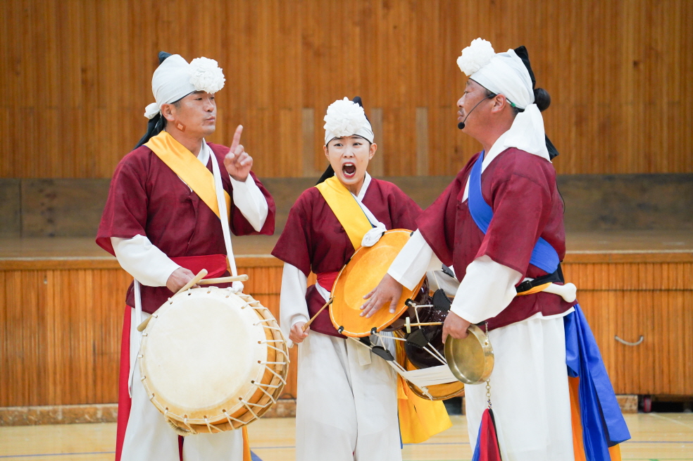 “풍물마당놀이 해피 공연에서 풍물패 연희자들이 북과 장구를 치며 생동감 있게 연기하는 장면