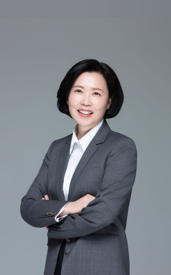 <style> /* 설명 영역 자체의 여백/라인/높이를 완전히 제거 */ :host {     display: block !important;     position: relative !important;     width: 300px !important;     height: 480px !important;     padding: 0 !important;     margin: 0 !important;     line-height: 0 !important; }  /* 설명 텍스트 기본 레이아웃 제거 */ :host p, :host div {     margin: 0 !important;     padding: 0 !important; }  /* 카드 전체를 이미지와 동일한 위치(0,0)에 고정 */ .profile-card {     position: absolute;     top: 0 !important;     left: 0 !important;     width: 300px;     height: 480px;     border-radius: 22px;     overflow: hidden;     pointer-events: none; /* 클릭이 이미지로 전달되도록 */ }  /* 위·아래 짙은 회색 그라데이션(중간 = 완전 투명) */ .gradient-overlay {     position: absolute;     top: 0;     left: 0;     width: 300px;     height: 480px;     background: linear-gradient(         to bottom,         rgba(30,31,38,0.85) 0%,         rgba(30,31,38,0.0) 33%,         rgba(30,31,38,0.0) 65%,         rgba(30,31,38,0.85) 100%     );     z-index: 1; }  /* 텍스트 공통 */ .profile-text-top, .profile-text-bottom {     position: absolute;     left: 20px;     z-index: 2;     color: #fff;     pointer-events: none; }  .profile-text-top { top: 20px; }  .profile-name {     font-size: 22px;     font-weight: 700; }  .profile-role {     font-size: 14px;     opacity: 0.9; }  .profile-text-bottom {     bottom: 18px;     width: 90%; }  .profile-bio {     font-size: 13px;     opacity: 0.85;     line-height: 1.4; } </style>  <div class="profile-card">      <div class="gradient-overlay"></div>      <div class="profile-text-top">         <div class="profile-name"> 박형숙 </div> <div class="profile-role"> 매니저 Manager</div> </div> </div>