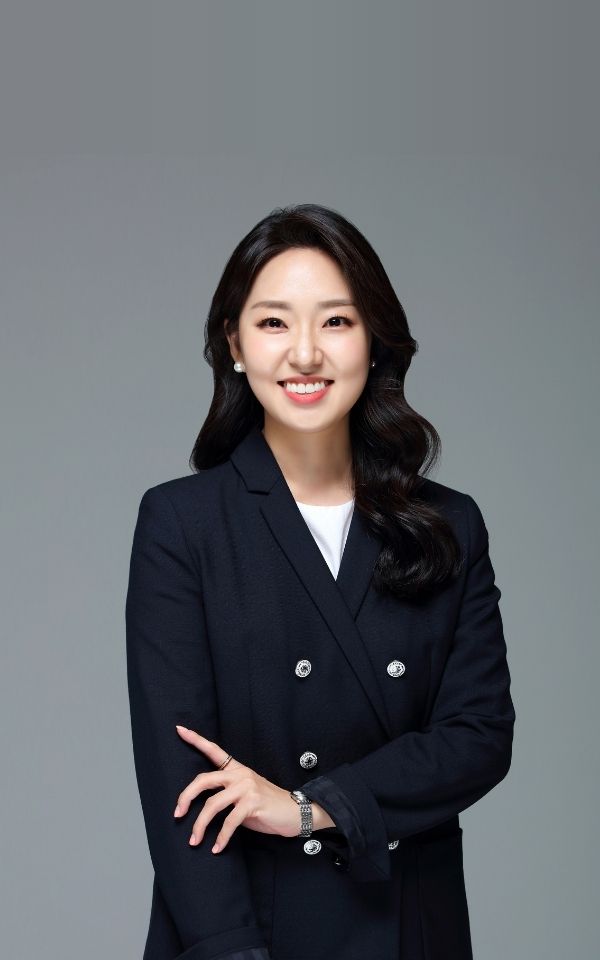 <style> /* 설명 영역 자체의 여백/라인/높이를 완전히 제거 */ :host {     display: block !important;     position: relative !important;     width: 300px !important;     height: 480px !important;     padding: 0 !important;     margin: 0 !important;     line-height: 0 !important; }  /* 설명 텍스트 기본 레이아웃 제거 */ :host p, :host div {     margin: 0 !important;     padding: 0 !important; }  /* 카드 전체를 이미지와 동일한 위치(0,0)에 고정 */ .profile-card {     position: absolute;     top: 0 !important;     left: 0 !important;     width: 300px;     height: 480px;     border-radius: 22px;     overflow: hidden;     pointer-events: none; /* 클릭이 이미지로 전달되도록 */ }  /* 위·아래 짙은 회색 그라데이션(중간 = 완전 투명) */ .gradient-overlay {     position: absolute;     top: 0;     left: 0;     width: 300px;     height: 480px;     background: linear-gradient(         to bottom,         rgba(30,31,38,0.85) 0%,         rgba(30,31,38,0.0) 33%,         rgba(30,31,38,0.0) 65%,         rgba(30,31,38,0.85) 100%     );     z-index: 1; }  /* 텍스트 공통 */ .profile-text-top, .profile-text-bottom {     position: absolute;     left: 20px;     z-index: 2;     color: #fff;     pointer-events: none; }  .profile-text-top { top: 20px; }  .profile-name {     font-size: 22px;     font-weight: 700; }  .profile-role {     font-size: 14px;     opacity: 0.9; }  .profile-text-bottom {     bottom: 18px;     width: 90%; }  .profile-bio {     font-size: 13px;     opacity: 0.85;     line-height: 1.4; } </style>  <div class="profile-card">      <div class="gradient-overlay"></div>      <div class="profile-text-top">         <div class="profile-name"> 박혜진 </div> <div class="profile-role"> 매니저 Manager</div> </div> </div>