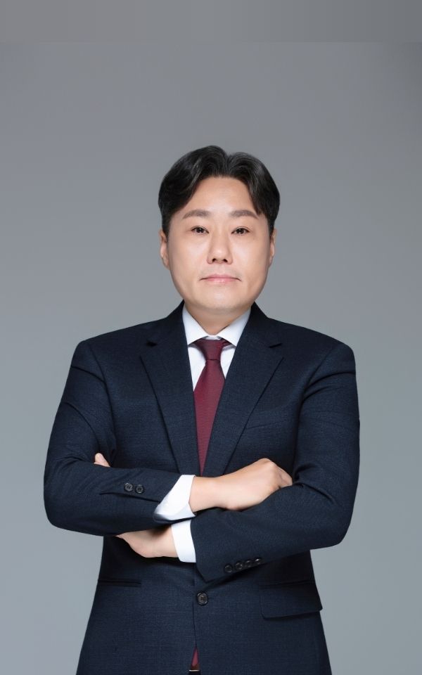 <style> /* 설명 영역 자체의 여백/라인/높이를 완전히 제거 */ :host {     display: block !important;     position: relative !important;     width: 300px !important;     height: 480px !important;     padding: 0 !important;     margin: 0 !important;     line-height: 0 !important; }  /* 설명 텍스트 기본 레이아웃 제거 */ :host p, :host div {     margin: 0 !important;     padding: 0 !important; }  /* 카드 전체를 이미지와 동일한 위치(0,0)에 고정 */ .profile-card {     position: absolute;     top: 0 !important;     left: 0 !important;     width: 300px;     height: 480px;     border-radius: 22px;     overflow: hidden;     pointer-events: none; /* 클릭이 이미지로 전달되도록 */ }  /* 위·아래 짙은 회색 그라데이션(중간 = 완전 투명) */ .gradient-overlay {     position: absolute;     top: 0;     left: 0;     width: 300px;     height: 480px;     background: linear-gradient(         to bottom,         rgba(30,31,38,0.85) 0%,         rgba(30,31,38,0.0) 33%,         rgba(30,31,38,0.0) 65%,         rgba(30,31,38,0.85) 100%     );     z-index: 1; }  /* 텍스트 공통 */ .profile-text-top, .profile-text-bottom {     position: absolute;     left: 20px;     z-index: 2;     color: #fff;     pointer-events: none; }  .profile-text-top { top: 20px; }  .profile-name {     font-size: 22px;     font-weight: 700; }  .profile-role {     font-size: 14px;     opacity: 0.9; }  .profile-text-bottom {     bottom: 18px;     width: 90%; }  .profile-bio {     font-size: 13px;     opacity: 0.85;     line-height: 1.4; } </style>  <div class="profile-card">      <div class="gradient-overlay"></div>      <div class="profile-text-top">         <div class="profile-name"> 박진우 </div> <div class="profile-role"> 대표변호사 & 세무사 | Lawyer & Certified Tax Accountant</div> </div> </div>