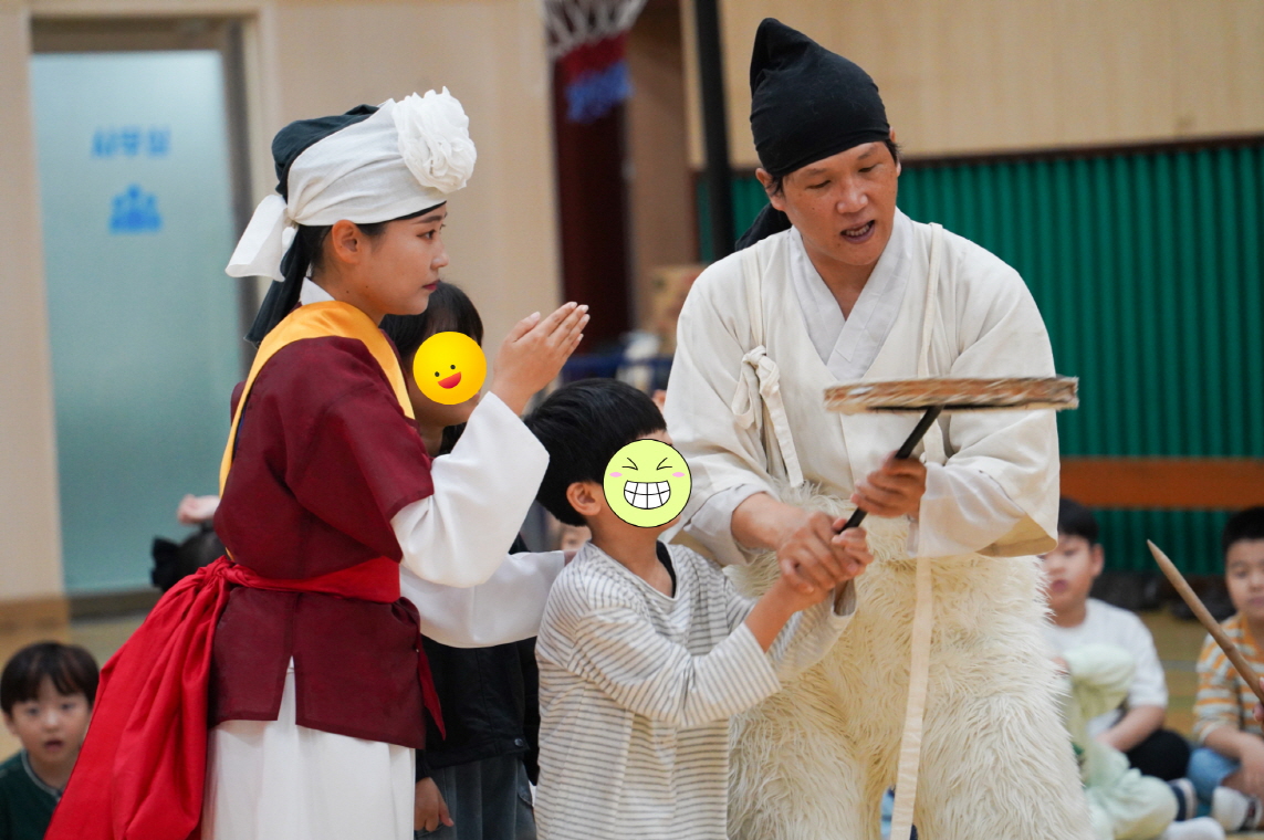 풍물마당놀이 해피 공연에서 연희자와 함께 버나놀이를 체험하는 유치원 아이들