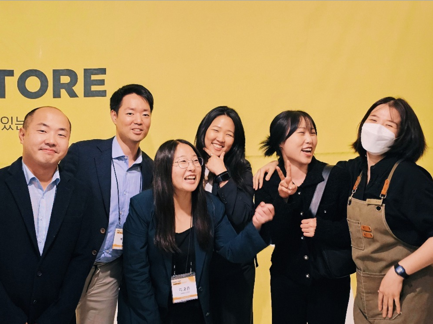 펠로우들이 행사장에서 정면을 바라보고 있는 모습