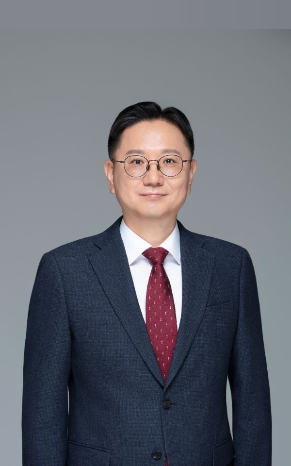 <style> /* 설명 영역 자체의 여백/라인/높이를 완전히 제거 */ :host {     display: block !important;     position: relative !important;     width: 300px !important;     height: 480px !important;     padding: 0 !important;     margin: 0 !important;     line-height: 0 !important; }  /* 설명 텍스트 기본 레이아웃 제거 */ :host p, :host div {     margin: 0 !important;     padding: 0 !important; }  /* 카드 전체를 이미지와 동일한 위치(0,0)에 고정 */ .profile-card {     position: absolute;     top: 0 !important;     left: 0 !important;     width: 300px;     height: 480px;     border-radius: 22px;     overflow: hidden;     pointer-events: none; /* 클릭이 이미지로 전달되도록 */ }  /* 위·아래 짙은 회색 그라데이션(중간 = 완전 투명) */ .gradient-overlay {     position: absolute;     top: 0;     left: 0;     width: 300px;     height: 480px;     background: linear-gradient(         to bottom,         rgba(30,31,38,0.85) 0%,         rgba(30,31,38,0.0) 33%,         rgba(30,31,38,0.0) 65%,         rgba(30,31,38,0.85) 100%     );     z-index: 1; }  /* 텍스트 공통 */ .profile-text-top, .profile-text-bottom {     position: absolute;     left: 20px;     z-index: 2;     color: #fff;     pointer-events: none; }  .profile-text-top { top: 20px; }  .profile-name {     font-size: 22px;     font-weight: 700; }  .profile-role {     font-size: 14px;     opacity: 0.9; }  .profile-text-bottom {     bottom: 18px;     width: 90%; }  .profile-bio {     font-size: 13px;     opacity: 0.85;     line-height: 1.4; } </style>  <div class="profile-card">      <div class="gradient-overlay"></div>      <div class="profile-text-top">         <div class="profile-name"> 이종원 </div> <div class="profile-role"> 전문위원 Specialist Advisor</div> </div> </div>