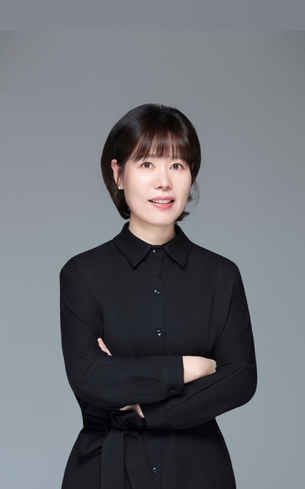 <style> /* 설명 영역 자체의 여백/라인/높이를 완전히 제거 */ :host {     display: block !important;     position: relative !important;     width: 300px !important;     height: 480px !important;     padding: 0 !important;     margin: 0 !important;     line-height: 0 !important; }  /* 설명 텍스트 기본 레이아웃 제거 */ :host p, :host div {     margin: 0 !important;     padding: 0 !important; }  /* 카드 전체를 이미지와 동일한 위치(0,0)에 고정 */ .profile-card {     position: absolute;     top: 0 !important;     left: 0 !important;     width: 300px;     height: 480px;     border-radius: 22px;     overflow: hidden;     pointer-events: none; /* 클릭이 이미지로 전달되도록 */ }  /* 위·아래 짙은 회색 그라데이션(중간 = 완전 투명) */ .gradient-overlay {     position: absolute;     top: 0;     left: 0;     width: 300px;     height: 480px;     background: linear-gradient(         to bottom,         rgba(30,31,38,0.85) 0%,         rgba(30,31,38,0.0) 33%,         rgba(30,31,38,0.0) 65%,         rgba(30,31,38,0.85) 100%     );     z-index: 1; }  /* 텍스트 공통 */ .profile-text-top, .profile-text-bottom {     position: absolute;     left: 20px;     z-index: 2;     color: #fff;     pointer-events: none; }  .profile-text-top { top: 20px; }  .profile-name {     font-size: 22px;     font-weight: 700; }  .profile-role {     font-size: 14px;     opacity: 0.9; }  .profile-text-bottom {     bottom: 18px;     width: 90%; }  .profile-bio {     font-size: 13px;     opacity: 0.85;     line-height: 1.4; } </style>  <div class="profile-card">      <div class="gradient-overlay"></div>      <div class="profile-text-top">         <div class="profile-name"> 김정임 </div> <div class="profile-role"> 주임 Associate</div> </div> </div>