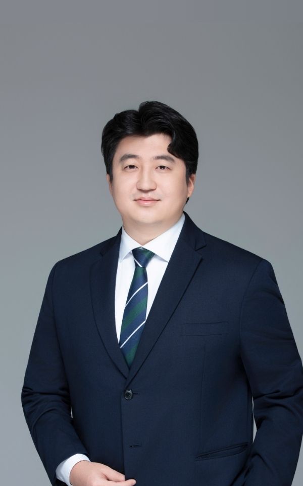 <style> /* 설명 영역 자체의 여백/라인/높이를 완전히 제거 */ :host {     display: block !important;     position: relative !important;     width: 300px !important;     height: 480px !important;     padding: 0 !important;     margin: 0 !important;     line-height: 0 !important; }  /* 설명 텍스트 기본 레이아웃 제거 */ :host p, :host div {     margin: 0 !important;     padding: 0 !important; }  /* 카드 전체를 이미지와 동일한 위치(0,0)에 고정 */ .profile-card {     position: absolute;     top: 0 !important;     left: 0 !important;     width: 300px;     height: 480px;     border-radius: 22px;     overflow: hidden;     pointer-events: none; /* 클릭이 이미지로 전달되도록 */ }  /* 위·아래 짙은 회색 그라데이션(중간 = 완전 투명) */ .gradient-overlay {     position: absolute;     top: 0;     left: 0;     width: 300px;     height: 480px;     background: linear-gradient(         to bottom,         rgba(30,31,38,0.85) 0%,         rgba(30,31,38,0.0) 33%,         rgba(30,31,38,0.0) 65%,         rgba(30,31,38,0.85) 100%     );     z-index: 1; }  /* 텍스트 공통 */ .profile-text-top, .profile-text-bottom {     position: absolute;     left: 20px;     z-index: 2;     color: #fff;     pointer-events: none; }  .profile-text-top { top: 20px; }  .profile-name {     font-size: 22px;     font-weight: 700; }  .profile-role {     font-size: 14px;     opacity: 0.9; }  .profile-text-bottom {     bottom: 18px;     width: 90%; }  .profile-bio {     font-size: 13px;     opacity: 0.85;     line-height: 1.4; } </style>  <div class="profile-card">      <div class="gradient-overlay"></div>      <div class="profile-text-top">         <div class="profile-name"> 강경훈 </div> <div class="profile-role"> 매니저 Manager</div> </div> </div>