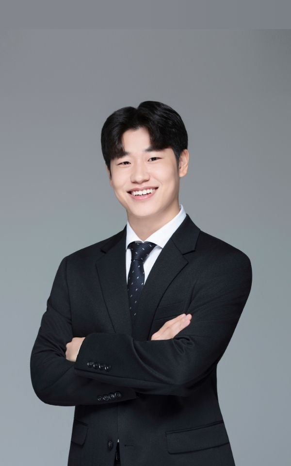 <style> /* 설명 영역 자체의 여백/라인/높이를 완전히 제거 */ :host {     display: block !important;     position: relative !important;     width: 300px !important;     height: 480px !important;     padding: 0 !important;     margin: 0 !important;     line-height: 0 !important; }  /* 설명 텍스트 기본 레이아웃 제거 */ :host p, :host div {     margin: 0 !important;     padding: 0 !important; }  /* 카드 전체를 이미지와 동일한 위치(0,0)에 고정 */ .profile-card {     position: absolute;     top: 0 !important;     left: 0 !important;     width: 300px;     height: 480px;     border-radius: 22px;     overflow: hidden;     pointer-events: none; /* 클릭이 이미지로 전달되도록 */ }  /* 위·아래 짙은 회색 그라데이션(중간 = 완전 투명) */ .gradient-overlay {     position: absolute;     top: 0;     left: 0;     width: 300px;     height: 480px;     background: linear-gradient(         to bottom,         rgba(30,31,38,0.85) 0%,         rgba(30,31,38,0.0) 33%,         rgba(30,31,38,0.0) 65%,         rgba(30,31,38,0.85) 100%     );     z-index: 1; }  /* 텍스트 공통 */ .profile-text-top, .profile-text-bottom {     position: absolute;     left: 20px;     z-index: 2;     color: #fff;     pointer-events: none; }  .profile-text-top { top: 20px; }  .profile-name {     font-size: 22px;     font-weight: 700; }  .profile-role {     font-size: 14px;     opacity: 0.9; }  .profile-text-bottom {     bottom: 18px;     width: 90%; }  .profile-bio {     font-size: 13px;     opacity: 0.85;     line-height: 1.4; } </style>  <div class="profile-card">      <div class="gradient-overlay"></div>      <div class="profile-text-top">         <div class="profile-name"> 유윤성 </div> <div class="profile-role"> 매니저 Manager</div> </div> </div>