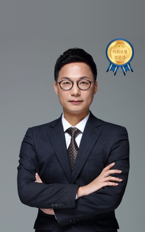 <style> /* 설명 영역 자체의 여백/라인/높이를 완전히 제거 */ :host {     display: block !important;     position: relative !important;     width: 300px !important;     height: 480px !important;     padding: 0 !important;     margin: 0 !important;     line-height: 0 !important; }  /* 설명 텍스트 기본 레이아웃 제거 */ :host p, :host div {     margin: 0 !important;     padding: 0 !important; }  /* 카드 전체를 이미지와 동일한 위치(0,0)에 고정 */ .profile-card {     position: absolute;     top: 0 !important;     left: 0 !important;     width: 300px;     height: 480px;     border-radius: 22px;     overflow: hidden;     pointer-events: none; /* 클릭이 이미지로 전달되도록 */ }  /* 위·아래 짙은 회색 그라데이션(중간 = 완전 투명) */ .gradient-overlay {     position: absolute;     top: 0;     left: 0;     width: 300px;     height: 480px;     background: linear-gradient(         to bottom,         rgba(30,31,38,0.85) 0%,         rgba(30,31,38,0.0) 33%,         rgba(30,31,38,0.0) 65%,         rgba(30,31,38,0.85) 100%     );     z-index: 1; }  /* 텍스트 공통 */ .profile-text-top, .profile-text-bottom {     position: absolute;     left: 20px;     z-index: 2;     color: #fff;     pointer-events: none; }  .profile-text-top { top: 20px; }  .profile-name {     font-size: 22px;     font-weight: 700; }  .profile-role {     font-size: 14px;     opacity: 0.9; }  .profile-text-bottom {     bottom: 18px;     width: 90%; }  .profile-bio {     font-size: 13px;     opacity: 0.85;     line-height: 1.4; } </style>  <div class="profile-card">      <div class="gradient-overlay"></div>      <div class="profile-text-top">         <div class="profile-name">김현진</div> <div class="profile-role">본부장 | Head of Operations Division </div> </div> </div>