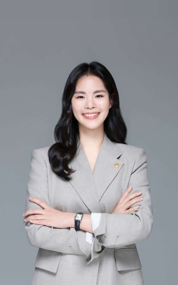 <style> /* 설명 영역 자체의 여백/라인/높이를 완전히 제거 */ :host {     display: block !important;     position: relative !important;     width: 300px !important;     height: 480px !important;     padding: 0 !important;     margin: 0 !important;     line-height: 0 !important; }  /* 설명 텍스트 기본 레이아웃 제거 */ :host p, :host div {     margin: 0 !important;     padding: 0 !important; }  /* 카드 전체를 이미지와 동일한 위치(0,0)에 고정 */ .profile-card {     position: absolute;     top: 0 !important;     left: 0 !important;     width: 300px;     height: 480px;     border-radius: 22px;     overflow: hidden;     pointer-events: none; /* 클릭이 이미지로 전달되도록 */ }  /* 위·아래 짙은 회색 그라데이션(중간 = 완전 투명) */ .gradient-overlay {     position: absolute;     top: 0;     left: 0;     width: 300px;     height: 480px;     background: linear-gradient(         to bottom,         rgba(30,31,38,0.85) 0%,         rgba(30,31,38,0.0) 33%,         rgba(30,31,38,0.0) 65%,         rgba(30,31,38,0.85) 100%     );     z-index: 1; }  /* 텍스트 공통 */ .profile-text-top, .profile-text-bottom {     position: absolute;     left: 20px;     z-index: 2;     color: #fff;     pointer-events: none; }  .profile-text-top { top: 20px; }  .profile-name {     font-size: 22px;     font-weight: 700; }  .profile-role {     font-size: 14px;     opacity: 0.9; }  .profile-text-bottom {     bottom: 18px;     width: 90%; }  .profile-bio {     font-size: 13px;     opacity: 0.85;     line-height: 1.4; } </style>  <div class="profile-card">      <div class="gradient-overlay"></div>      <div class="profile-text-top">         <div class="profile-name"> 유슬아 </div> <div class="profile-role"> 공인노무사 Certified Public Labor Attorney </div> </div> </div>