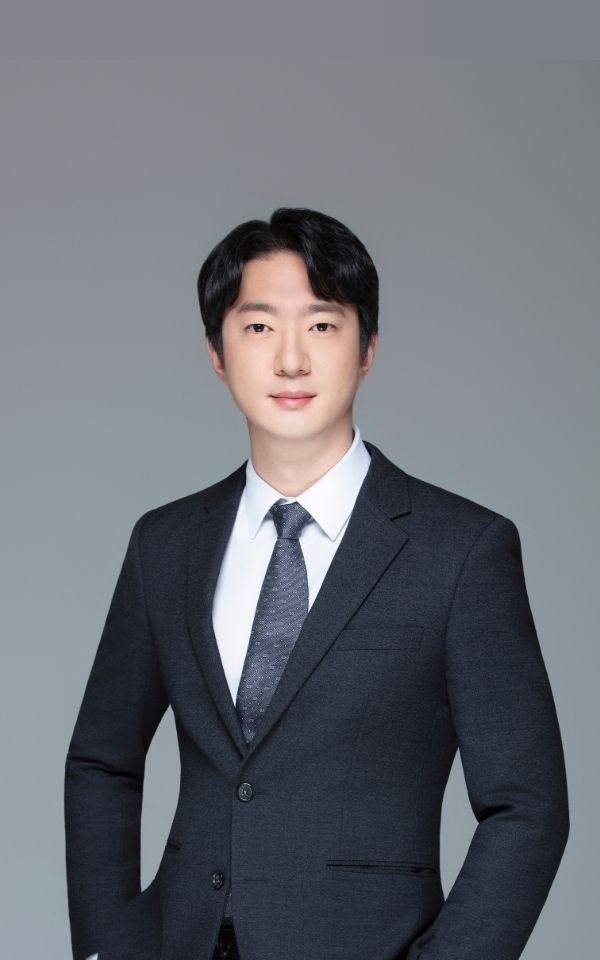 <style> /* 설명 영역 자체의 여백/라인/높이를 완전히 제거 */ :host {     display: block !important;     position: relative !important;     width: 300px !important;     height: 480px !important;     padding: 0 !important;     margin: 0 !important;     line-height: 0 !important; }  /* 설명 텍스트 기본 레이아웃 제거 */ :host p, :host div {     margin: 0 !important;     padding: 0 !important; }  /* 카드 전체를 이미지와 동일한 위치(0,0)에 고정 */ .profile-card {     position: absolute;     top: 0 !important;     left: 0 !important;     width: 300px;     height: 480px;     border-radius: 22px;     overflow: hidden;     pointer-events: none; /* 클릭이 이미지로 전달되도록 */ }  /* 위·아래 짙은 회색 그라데이션(중간 = 완전 투명) */ .gradient-overlay {     position: absolute;     top: 0;     left: 0;     width: 300px;     height: 480px;     background: linear-gradient(         to bottom,         rgba(30,31,38,0.85) 0%,         rgba(30,31,38,0.0) 33%,         rgba(30,31,38,0.0) 65%,         rgba(30,31,38,0.85) 100%     );     z-index: 1; }  /* 텍스트 공통 */ .profile-text-top, .profile-text-bottom {     position: absolute;     left: 20px;     z-index: 2;     color: #fff;     pointer-events: none; }  .profile-text-top { top: 20px; }  .profile-name {     font-size: 22px;     font-weight: 700; }  .profile-role {     font-size: 14px;     opacity: 0.9; }  .profile-text-bottom {     bottom: 18px;     width: 90%; }  .profile-bio {     font-size: 13px;     opacity: 0.85;     line-height: 1.4; } </style>  <div class="profile-card">      <div class="gradient-overlay"></div>      <div class="profile-text-top">         <div class="profile-name"> 신민규 </div> <div class="profile-role"> 매니저 Manager</div> </div> </div>