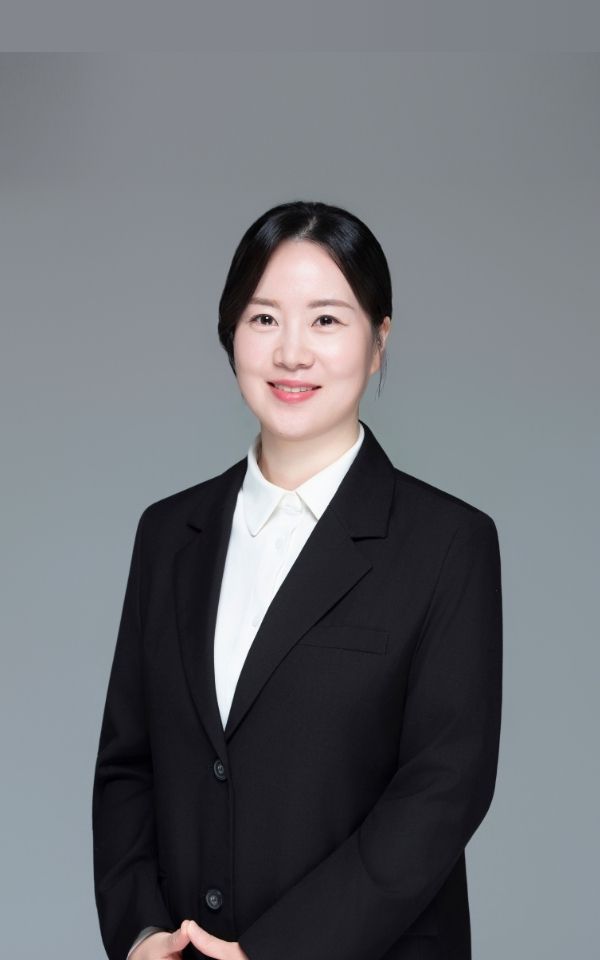 <style> /* 설명 영역 자체의 여백/라인/높이를 완전히 제거 */ :host {     display: block !important;     position: relative !important;     width: 300px !important;     height: 480px !important;     padding: 0 !important;     margin: 0 !important;     line-height: 0 !important; }  /* 설명 텍스트 기본 레이아웃 제거 */ :host p, :host div {     margin: 0 !important;     padding: 0 !important; }  /* 카드 전체를 이미지와 동일한 위치(0,0)에 고정 */ .profile-card {     position: absolute;     top: 0 !important;     left: 0 !important;     width: 300px;     height: 480px;     border-radius: 22px;     overflow: hidden;     pointer-events: none; /* 클릭이 이미지로 전달되도록 */ }  /* 위·아래 짙은 회색 그라데이션(중간 = 완전 투명) */ .gradient-overlay {     position: absolute;     top: 0;     left: 0;     width: 300px;     height: 480px;     background: linear-gradient(         to bottom,         rgba(30,31,38,0.85) 0%,         rgba(30,31,38,0.0) 33%,         rgba(30,31,38,0.0) 65%,         rgba(30,31,38,0.85) 100%     );     z-index: 1; }  /* 텍스트 공통 */ .profile-text-top, .profile-text-bottom {     position: absolute;     left: 20px;     z-index: 2;     color: #fff;     pointer-events: none; }  .profile-text-top { top: 20px; }  .profile-name {     font-size: 22px;     font-weight: 700; }  .profile-role {     font-size: 14px;     opacity: 0.9; }  .profile-text-bottom {     bottom: 18px;     width: 90%; }  .profile-bio {     font-size: 13px;     opacity: 0.85;     line-height: 1.4; } </style>  <div class="profile-card">      <div class="gradient-overlay"></div>      <div class="profile-text-top">         <div class="profile-name"> 장은채 </div> <div class="profile-role"> 매니저 Manager</div> </div> </div>