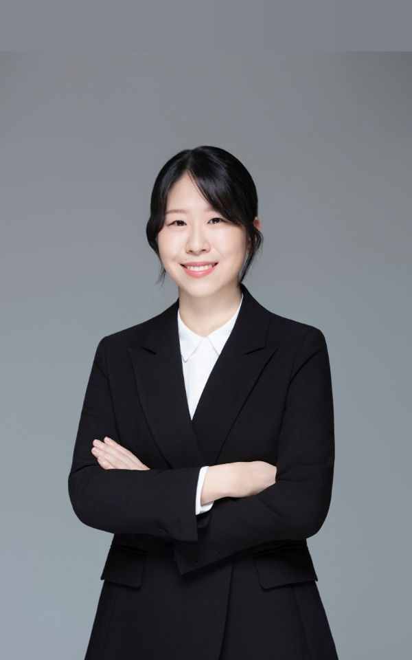 <style> /* 설명 영역 자체의 여백/라인/높이를 완전히 제거 */ :host {     display: block !important;     position: relative !important;     width: 300px !important;     height: 480px !important;     padding: 0 !important;     margin: 0 !important;     line-height: 0 !important; }  /* 설명 텍스트 기본 레이아웃 제거 */ :host p, :host div {     margin: 0 !important;     padding: 0 !important; }  /* 카드 전체를 이미지와 동일한 위치(0,0)에 고정 */ .profile-card {     position: absolute;     top: 0 !important;     left: 0 !important;     width: 300px;     height: 480px;     border-radius: 22px;     overflow: hidden;     pointer-events: none; /* 클릭이 이미지로 전달되도록 */ }  /* 위·아래 짙은 회색 그라데이션(중간 = 완전 투명) */ .gradient-overlay {     position: absolute;     top: 0;     left: 0;     width: 300px;     height: 480px;     background: linear-gradient(         to bottom,         rgba(30,31,38,0.85) 0%,         rgba(30,31,38,0.0) 33%,         rgba(30,31,38,0.0) 65%,         rgba(30,31,38,0.85) 100%     );     z-index: 1; }  /* 텍스트 공통 */ .profile-text-top, .profile-text-bottom {     position: absolute;     left: 20px;     z-index: 2;     color: #fff;     pointer-events: none; }  .profile-text-top { top: 20px; }  .profile-name {     font-size: 22px;     font-weight: 700; }  .profile-role {     font-size: 14px;     opacity: 0.9; }  .profile-text-bottom {     bottom: 18px;     width: 90%; }  .profile-bio {     font-size: 13px;     opacity: 0.85;     line-height: 1.4; } </style>  <div class="profile-card">      <div class="gradient-overlay"></div>      <div class="profile-text-top">         <div class="profile-name"> 황지나</div> <div class="profile-role"> 매니저 Manager</div> </div> </div>