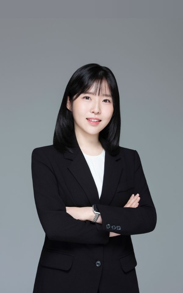 <style> /* 설명 영역 자체의 여백/라인/높이를 완전히 제거 */ :host {     display: block !important;     position: relative !important;     width: 300px !important;     height: 480px !important;     padding: 0 !important;     margin: 0 !important;     line-height: 0 !important; }  /* 설명 텍스트 기본 레이아웃 제거 */ :host p, :host div {     margin: 0 !important;     padding: 0 !important; }  /* 카드 전체를 이미지와 동일한 위치(0,0)에 고정 */ .profile-card {     position: absolute;     top: 0 !important;     left: 0 !important;     width: 300px;     height: 480px;     border-radius: 22px;     overflow: hidden;     pointer-events: none; /* 클릭이 이미지로 전달되도록 */ }  /* 위·아래 짙은 회색 그라데이션(중간 = 완전 투명) */ .gradient-overlay {     position: absolute;     top: 0;     left: 0;     width: 300px;     height: 480px;     background: linear-gradient(         to bottom,         rgba(30,31,38,0.85) 0%,         rgba(30,31,38,0.0) 33%,         rgba(30,31,38,0.0) 65%,         rgba(30,31,38,0.85) 100%     );     z-index: 1; }  /* 텍스트 공통 */ .profile-text-top, .profile-text-bottom {     position: absolute;     left: 20px;     z-index: 2;     color: #fff;     pointer-events: none; }  .profile-text-top { top: 20px; }  .profile-name {     font-size: 22px;     font-weight: 700; }  .profile-role {     font-size: 14px;     opacity: 0.9; }  .profile-text-bottom {     bottom: 18px;     width: 90%; }  .profile-bio {     font-size: 13px;     opacity: 0.85;     line-height: 1.4; } </style>  <div class="profile-card">      <div class="gradient-overlay"></div>      <div class="profile-text-top">         <div class="profile-name"> 박유경 </div> <div class="profile-role"> 매니저 Manager</div> </div> </div>