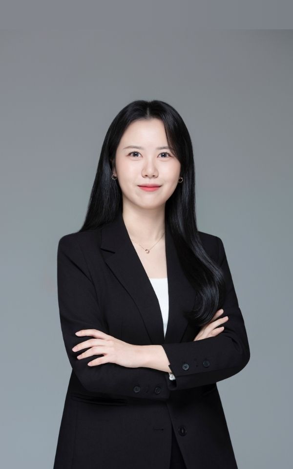 <style> /* 설명 영역 자체의 여백/라인/높이를 완전히 제거 */ :host {     display: block !important;     position: relative !important;     width: 300px !important;     height: 480px !important;     padding: 0 !important;     margin: 0 !important;     line-height: 0 !important; }  /* 설명 텍스트 기본 레이아웃 제거 */ :host p, :host div {     margin: 0 !important;     padding: 0 !important; }  /* 카드 전체를 이미지와 동일한 위치(0,0)에 고정 */ .profile-card {     position: absolute;     top: 0 !important;     left: 0 !important;     width: 300px;     height: 480px;     border-radius: 22px;     overflow: hidden;     pointer-events: none; /* 클릭이 이미지로 전달되도록 */ }  /* 위·아래 짙은 회색 그라데이션(중간 = 완전 투명) */ .gradient-overlay {     position: absolute;     top: 0;     left: 0;     width: 300px;     height: 480px;     background: linear-gradient(         to bottom,         rgba(30,31,38,0.85) 0%,         rgba(30,31,38,0.0) 33%,         rgba(30,31,38,0.0) 65%,         rgba(30,31,38,0.85) 100%     );     z-index: 1; }  /* 텍스트 공통 */ .profile-text-top, .profile-text-bottom {     position: absolute;     left: 20px;     z-index: 2;     color: #fff;     pointer-events: none; }  .profile-text-top { top: 20px; }  .profile-name {     font-size: 22px;     font-weight: 700; }  .profile-role {     font-size: 14px;     opacity: 0.9; }  .profile-text-bottom {     bottom: 18px;     width: 90%; }  .profile-bio {     font-size: 13px;     opacity: 0.85;     line-height: 1.4; } </style>  <div class="profile-card">      <div class="gradient-overlay"></div>      <div class="profile-text-top">         <div class="profile-name"> 정보람 </div> <div class="profile-role"> 매니저 Manager</div> </div> </div>